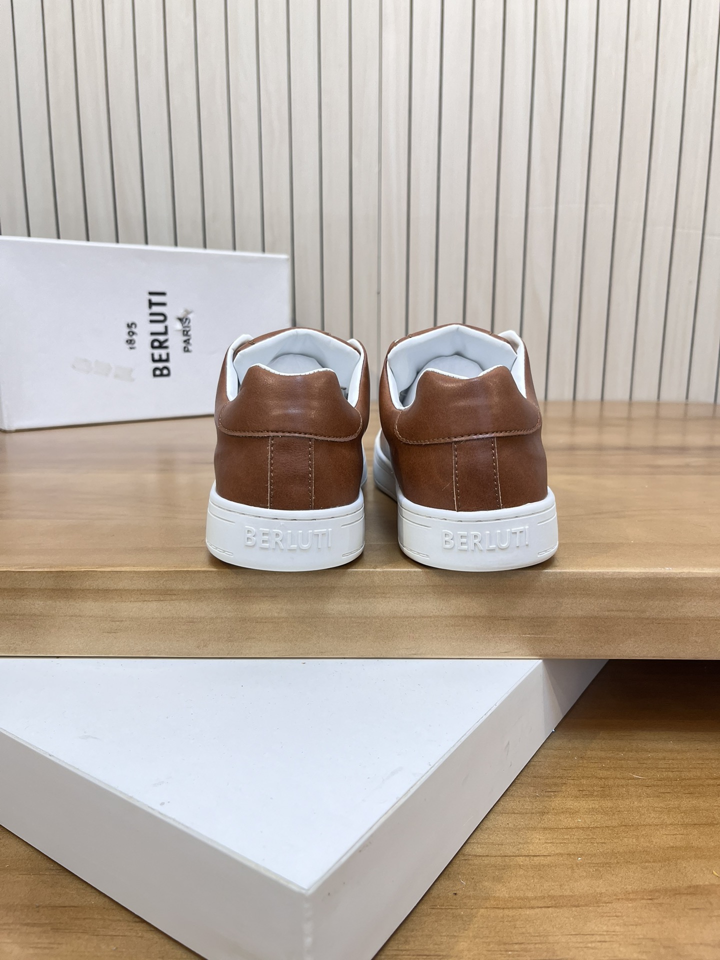Precio de venta: P190 Marca: Berlut* "BRUTI*" Low Top SneakersTalla: 38-44(se puede personalizar has