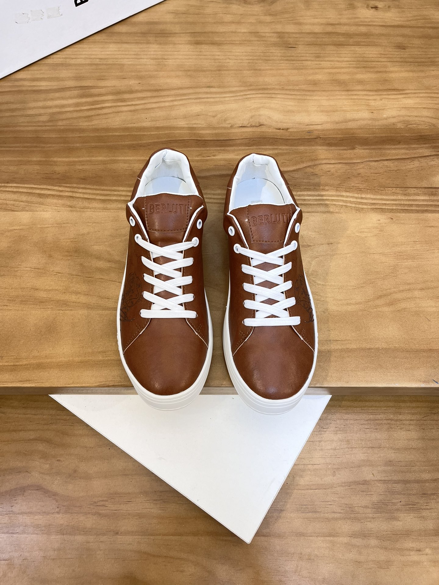 Precio de venta: P190 Marca: Berlut* "BRUTI*" Low Top SneakersTalla: 38-44(se puede personalizar has