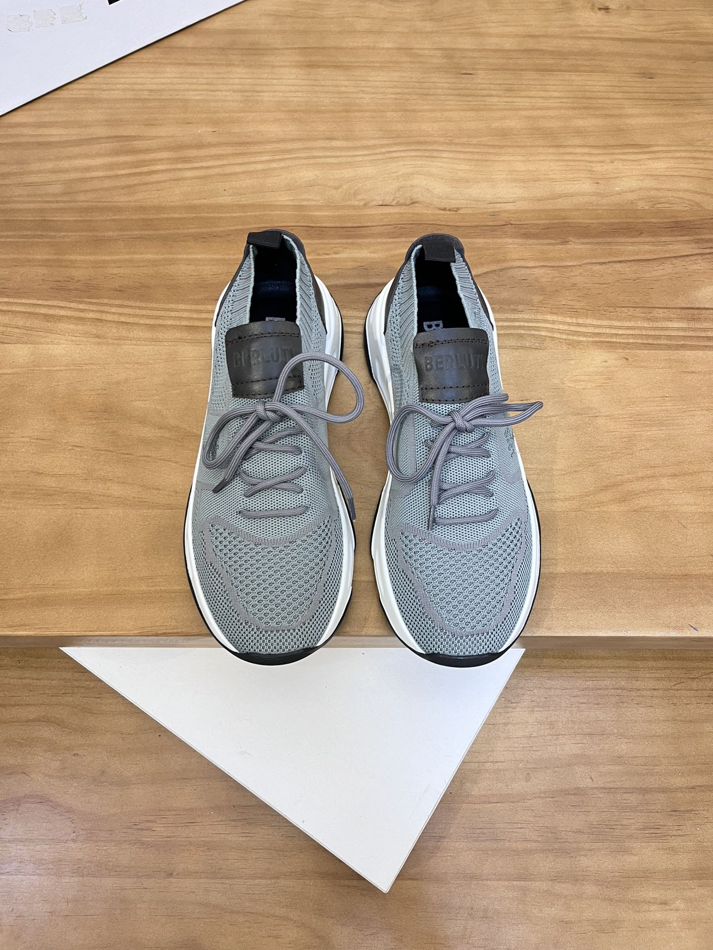 Precio de venta: P180 Marca comercial: Berlut* "Bruti*" lowtop sneakersTalla: 38-44(se puede persona