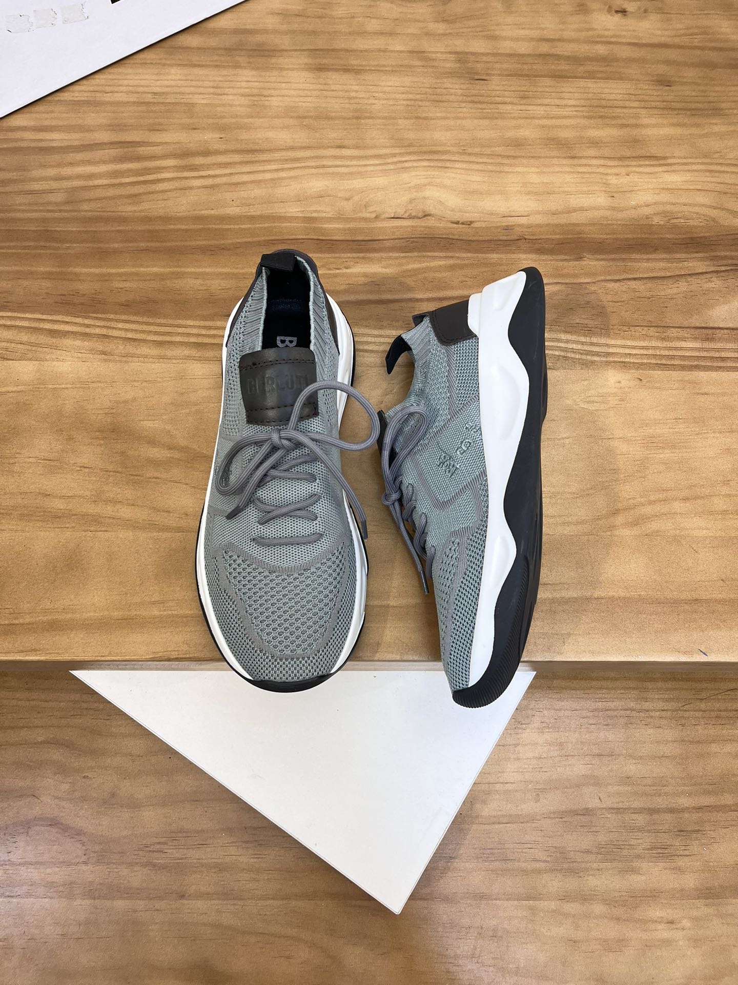 Precio de venta: P180 Marca comercial: Berlut* "Bruti*" lowtop sneakersTalla: 38-44(se puede persona