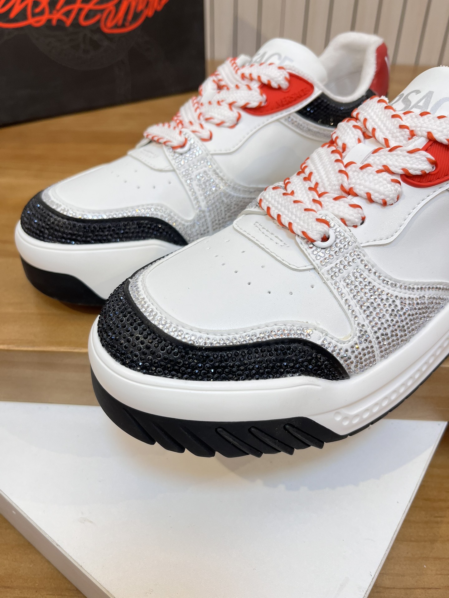Precio de venta: P240 Marca: Versace "Versace*" lowtop casual shoes Talla: 38-44 (se puede personali