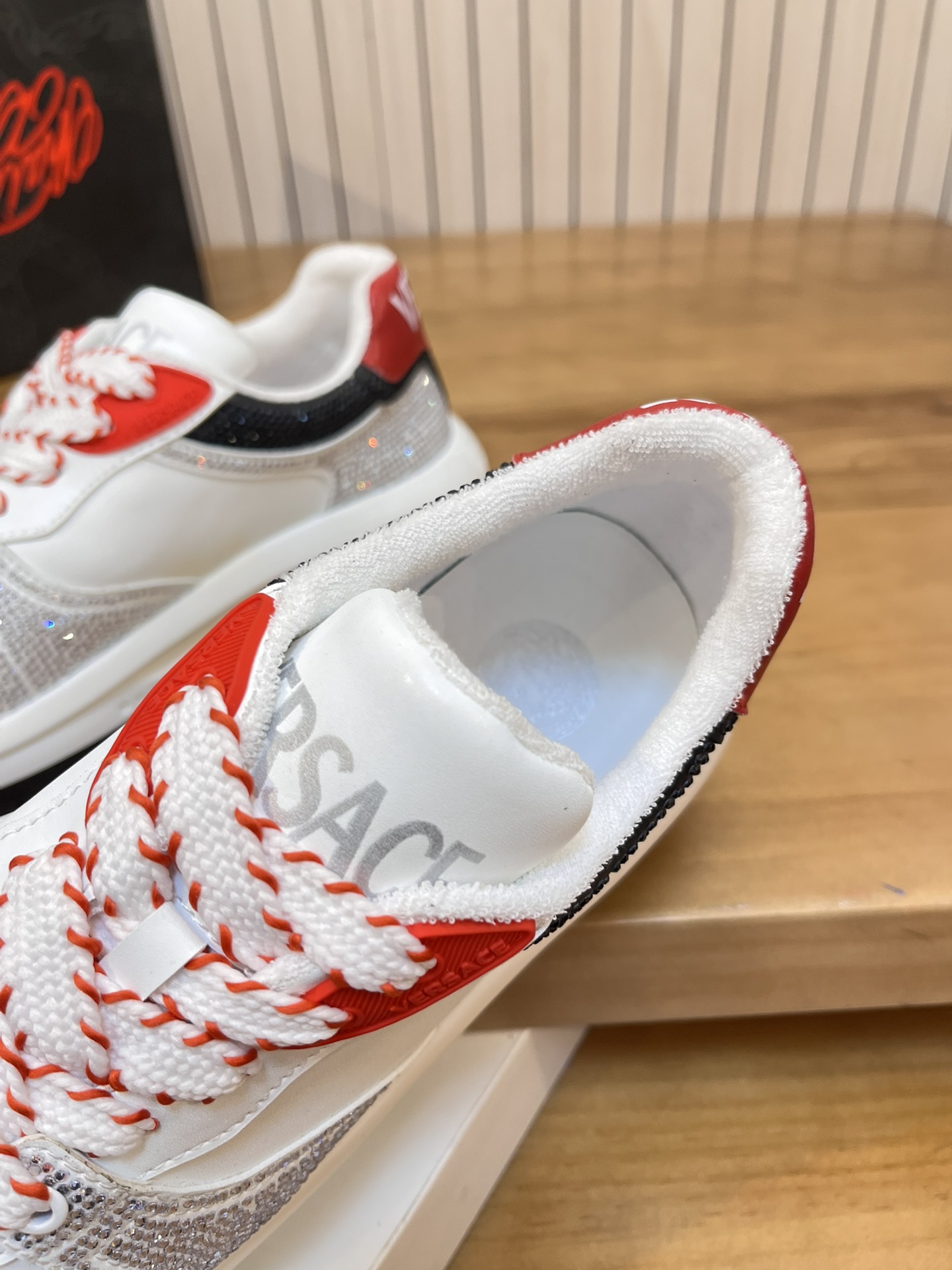 Precio de venta: P240 Marca: Versace "Versace*" lowtop casual shoes Talla: 38-44 (se puede personali