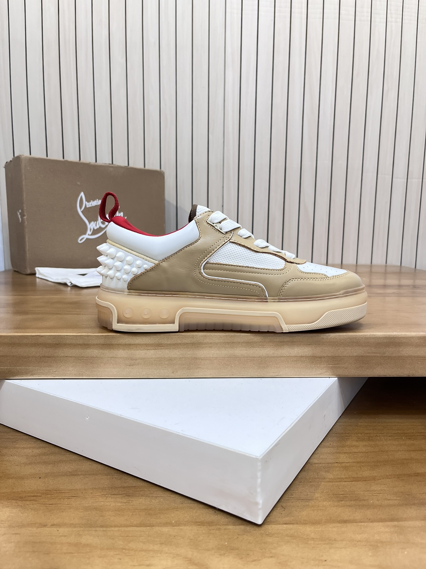 Precio de venta: P340 Calidad superior originalMarca: CL Red Bottom Shoes*"CL*" lowtop casual shoes 