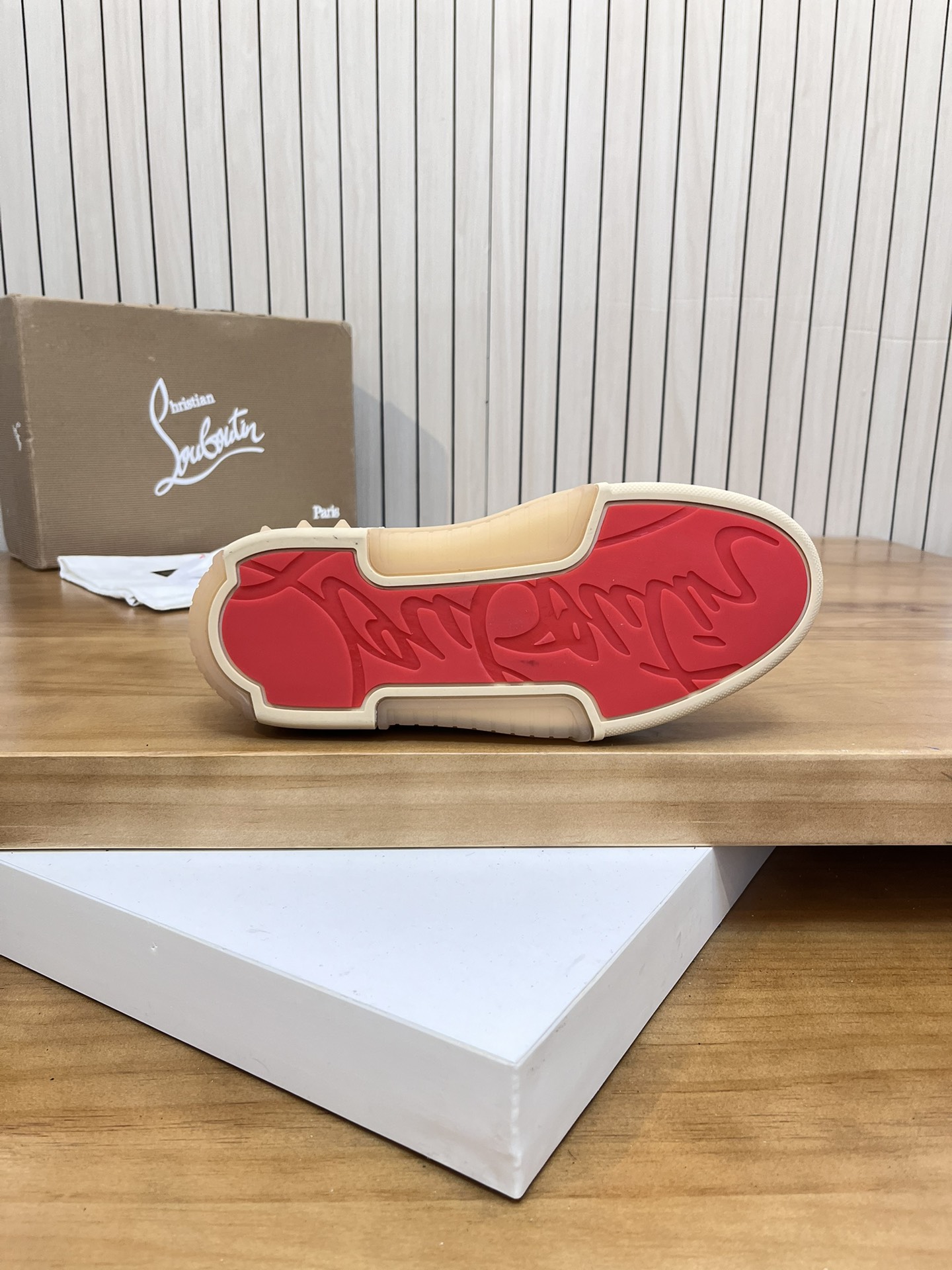 Precio de venta: P340 Calidad superior originalMarca: CL Red Bottom Shoes*"CL*" lowtop casual shoes 