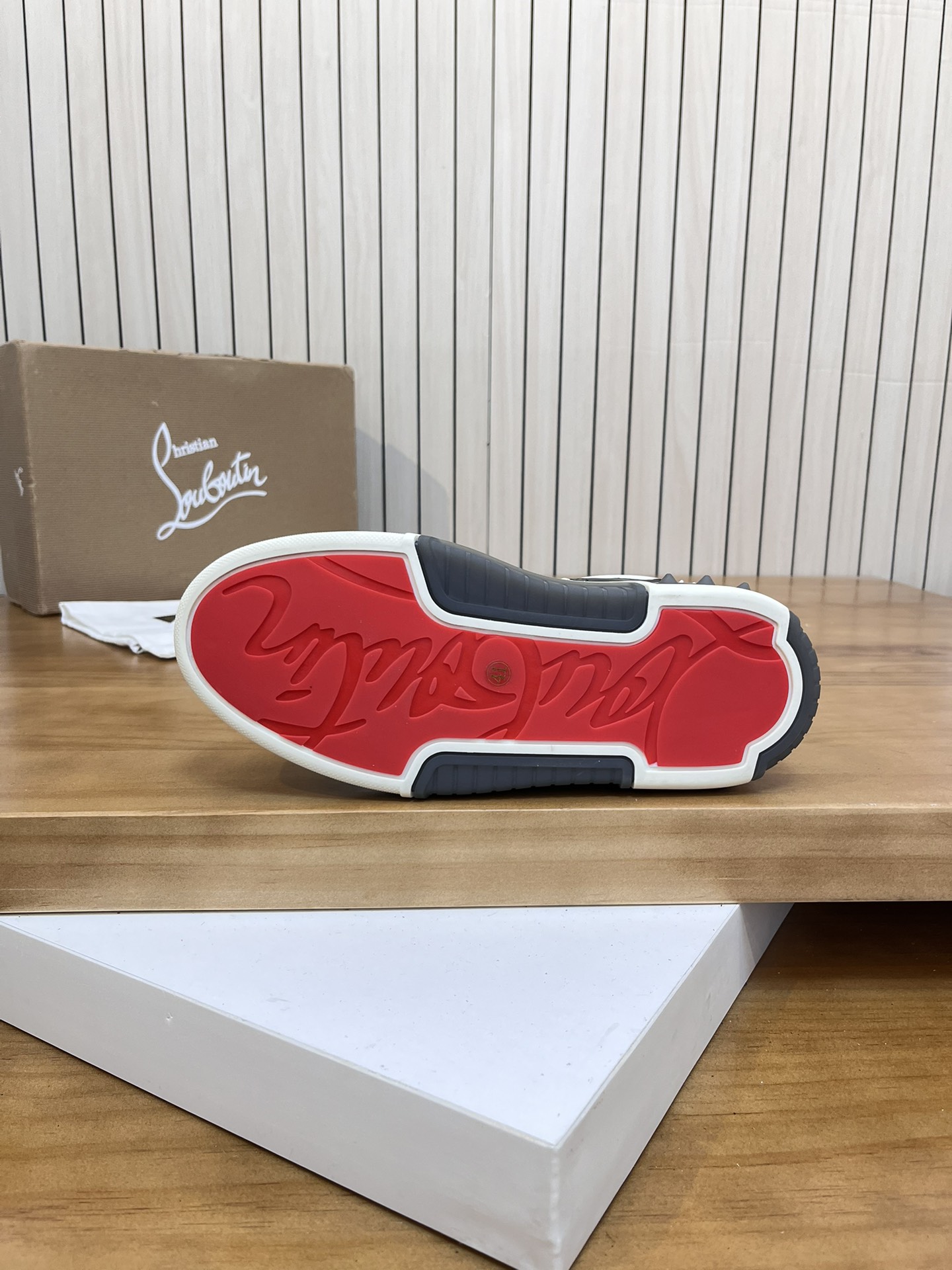 Precio de venta: P340 Calidad superior originalMarca: CL Red Bottom Shoes*"CL*" lowtop casual shoes 