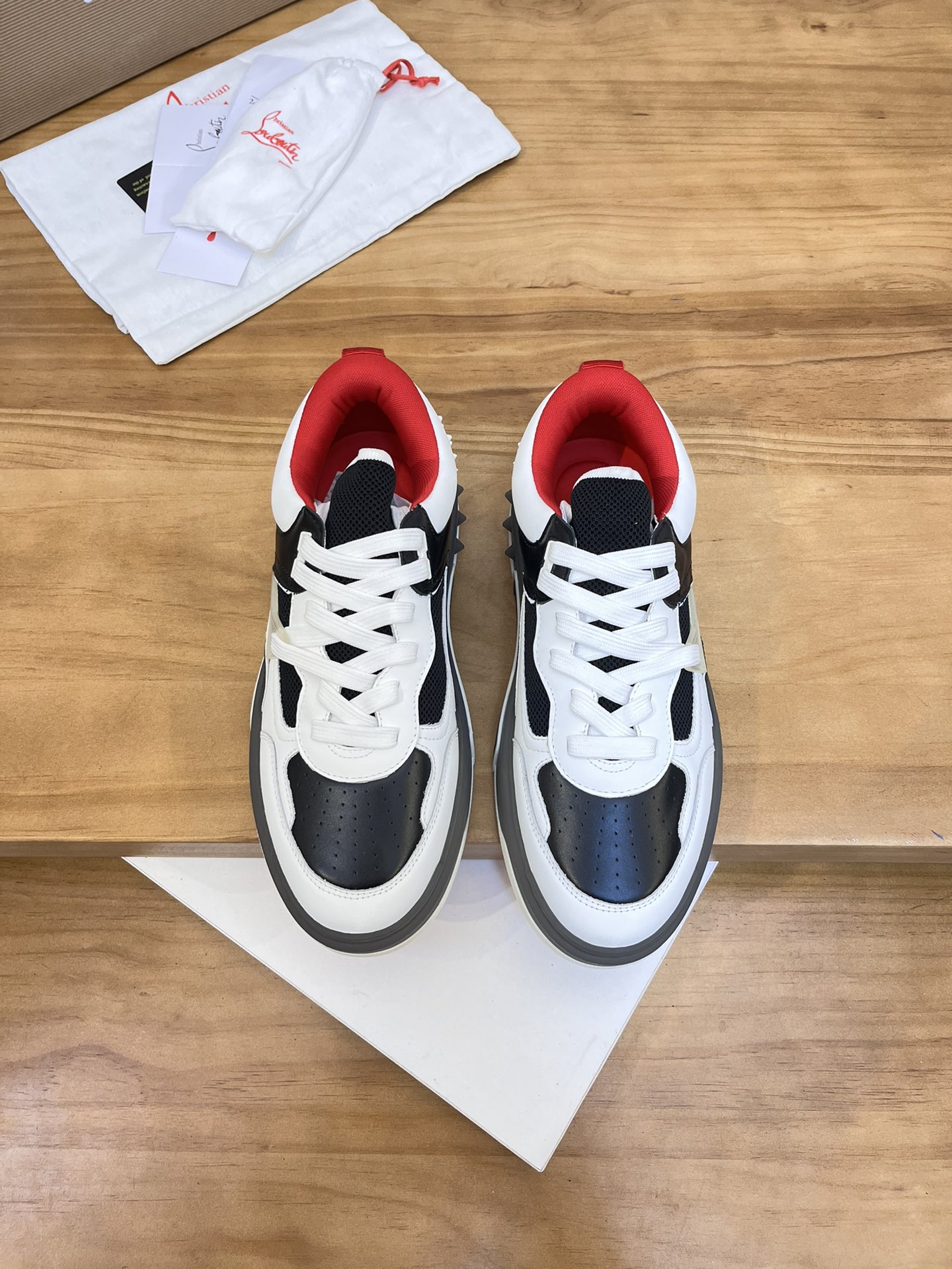 Precio de venta: P340 Calidad superior originalMarca: CL Red Bottom Shoes*"CL*" lowtop casual shoes 