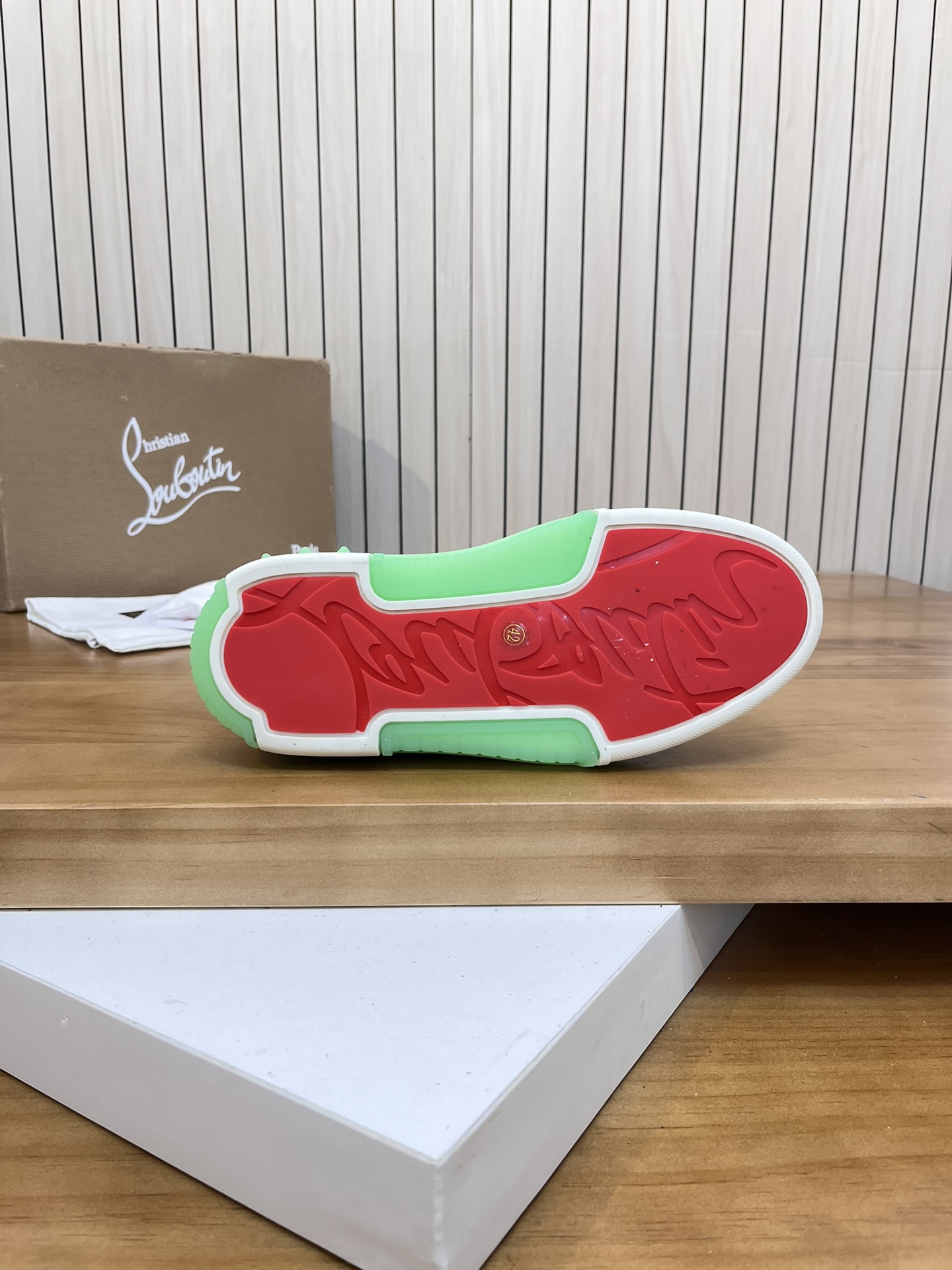 Precio de venta: P340 Calidad superior originalMarca: CL Red Bottom Shoes*"CL*" lowtop casual shoes 