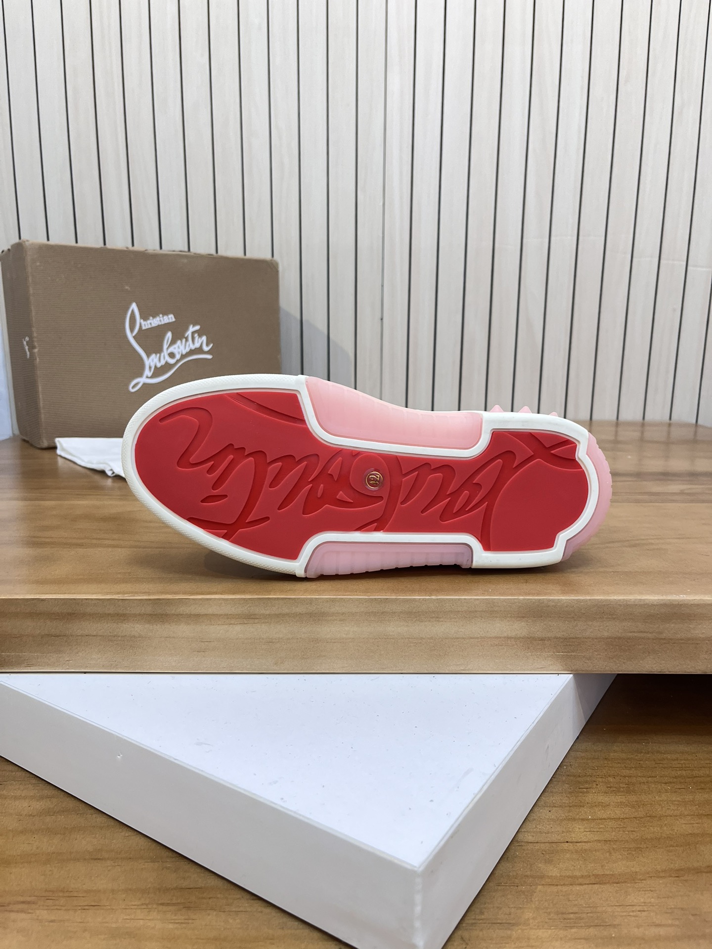 Precio de venta: P340 Calidad superior originalMarca: CL Red Bottom Shoes*"CL*" lowtop casual shoes 