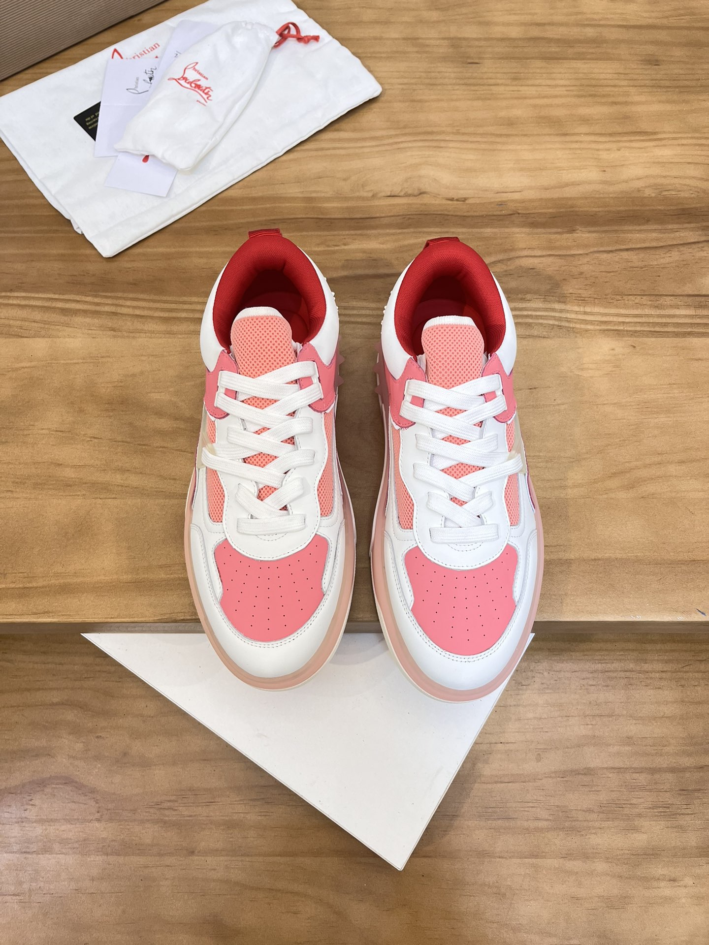 Precio de venta: P340 Calidad superior originalMarca: CL Red Bottom Shoes*"CL*" lowtop casual shoes 