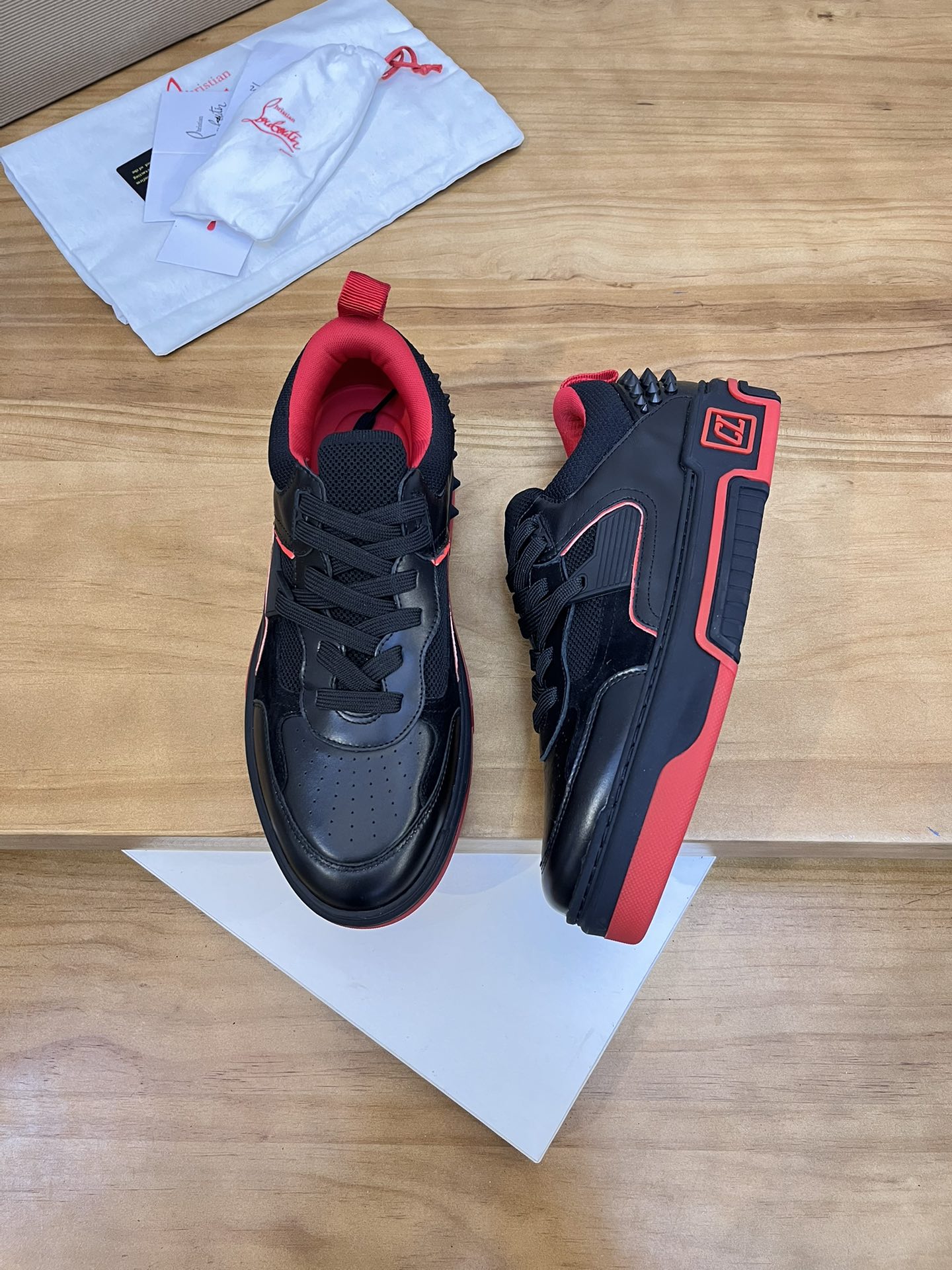 Precio de venta: P340 Calidad superior originalMarca: CL Red Bottom Shoes*"CL*" lowtop casual shoes 