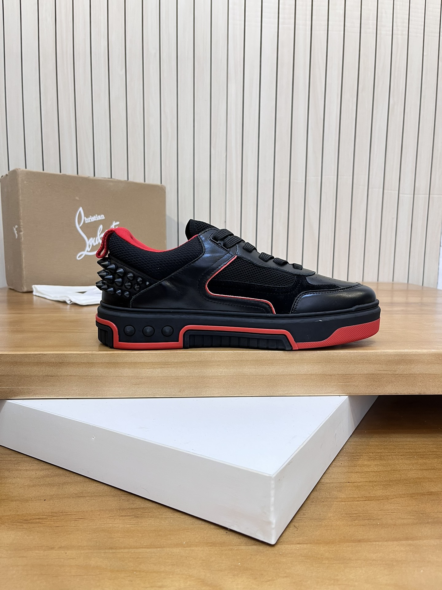 Precio de venta: P340 Calidad superior originalMarca: CL Red Bottom Shoes*"CL*" lowtop casual shoes 