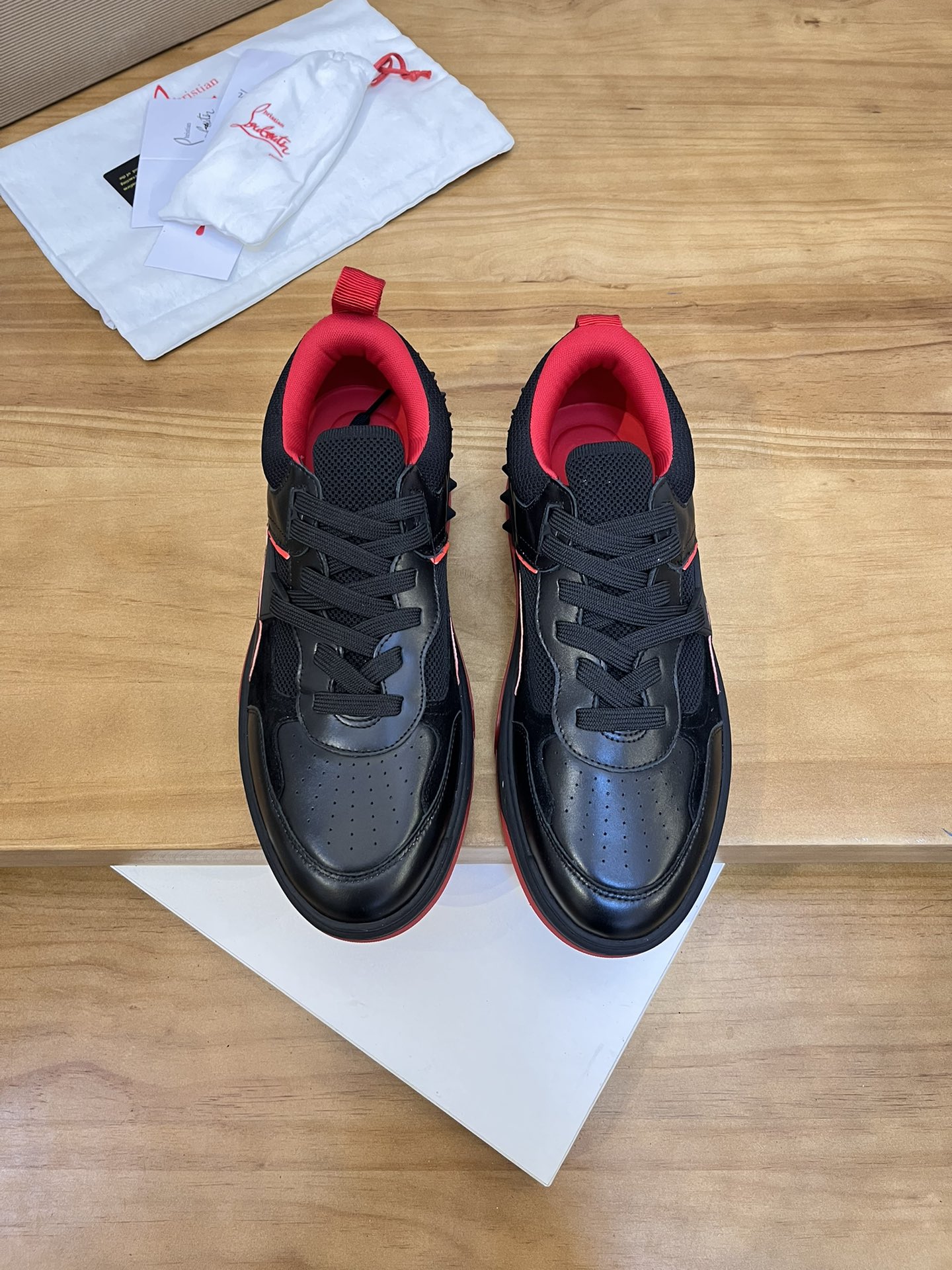 Precio de venta: P340 Calidad superior originalMarca: CL Red Bottom Shoes*"CL*" lowtop casual shoes 