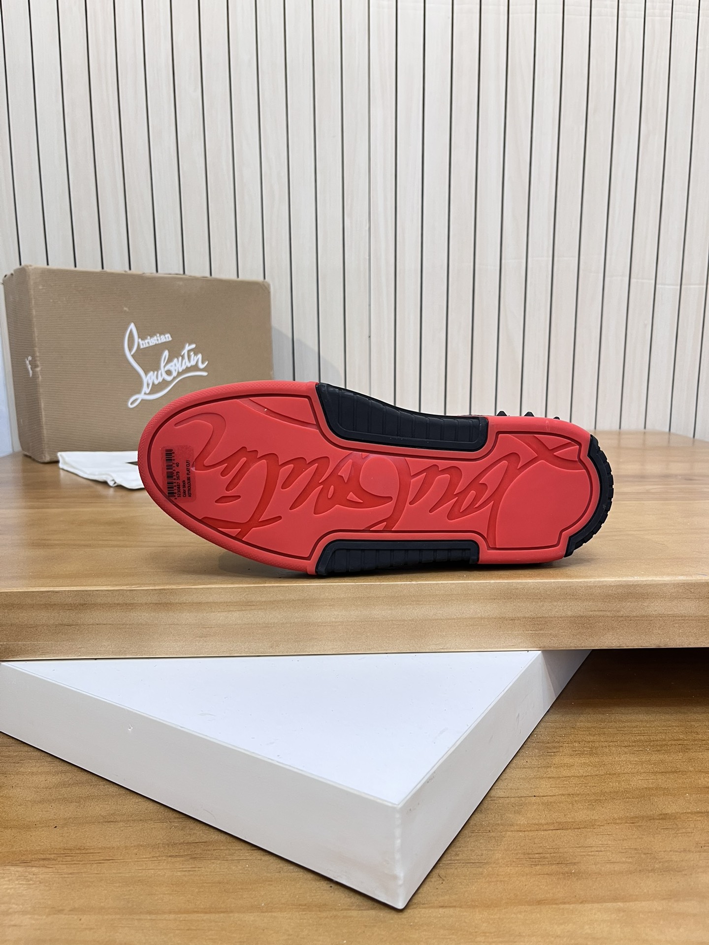 Precio de venta: P340 Calidad superior originalMarca: CL Red Bottom Shoes*"CL*" lowtop casual shoes 