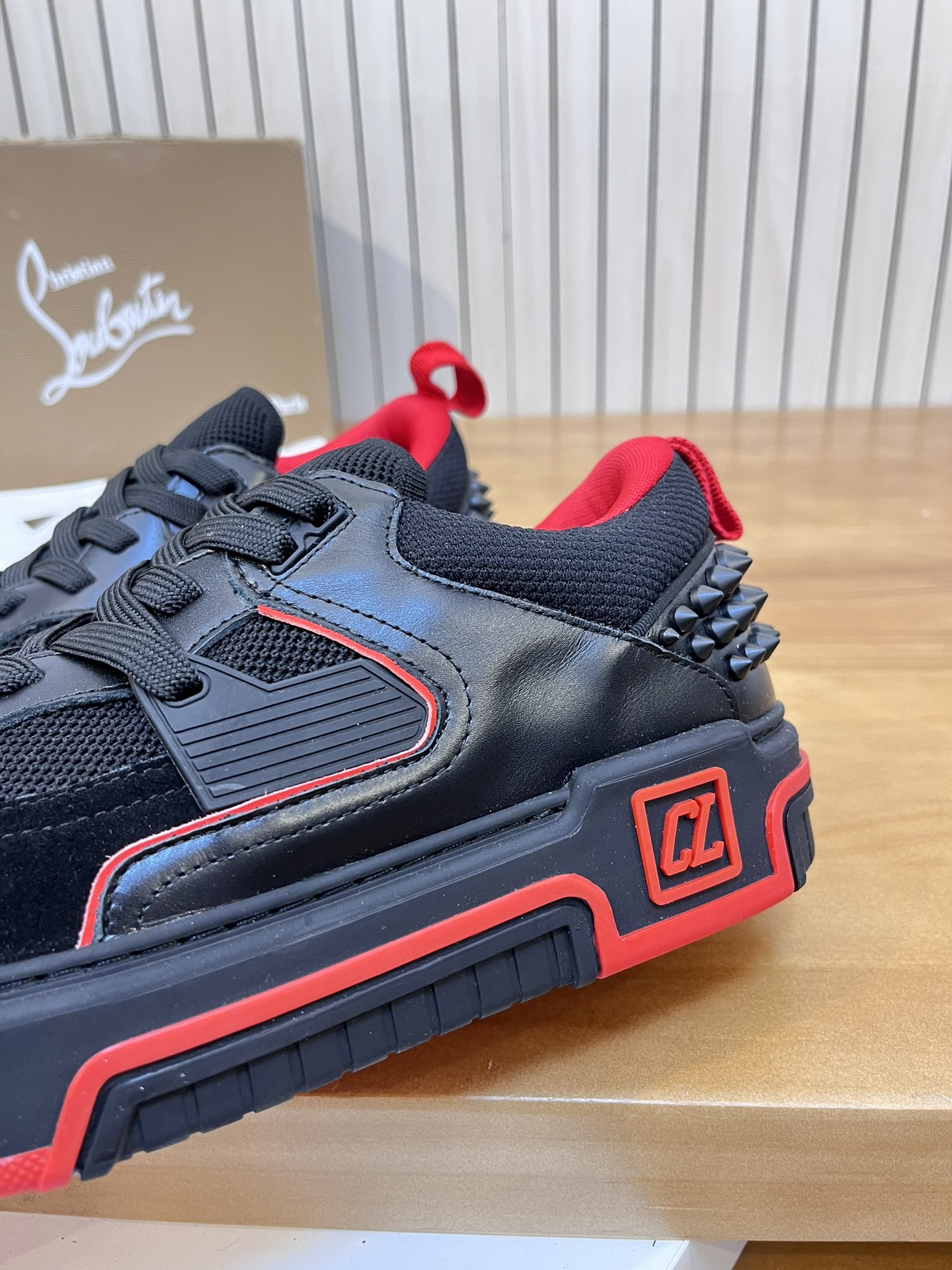 Precio de venta: P340 Calidad superior originalMarca: CL Red Bottom Shoes*"CL*" lowtop casual shoes 