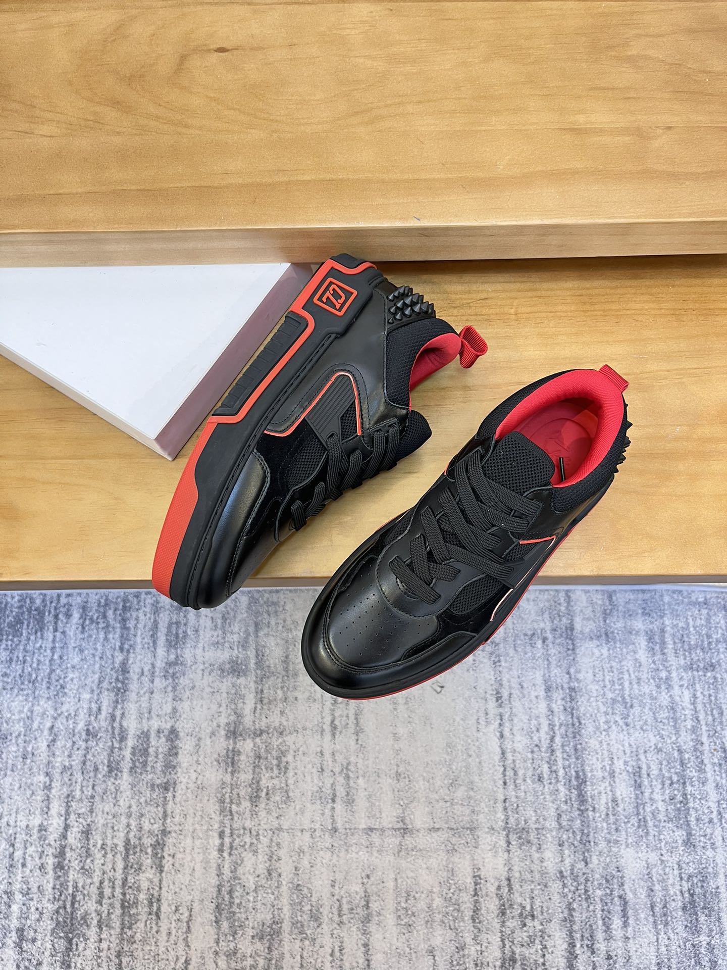 Precio de venta: P340 Calidad superior originalMarca: CL Red Bottom Shoes*"CL*" lowtop casual shoes 