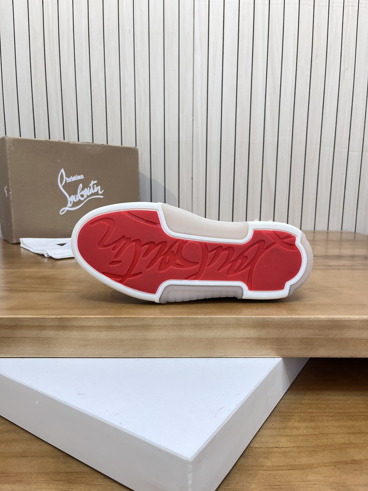 Precio de venta: P340 Calidad superior originalMarca: CL Red Bottom Shoes*"CL*" lowtop casual shoes 