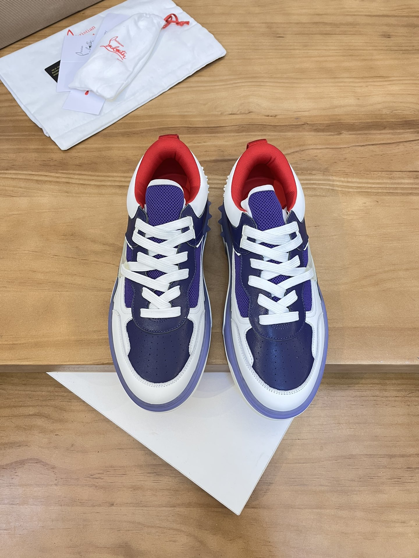 Precio de venta: P340 Calidad superior originalMarca: CL Red Bottom Shoes*"CL*" lowtop casual shoes 