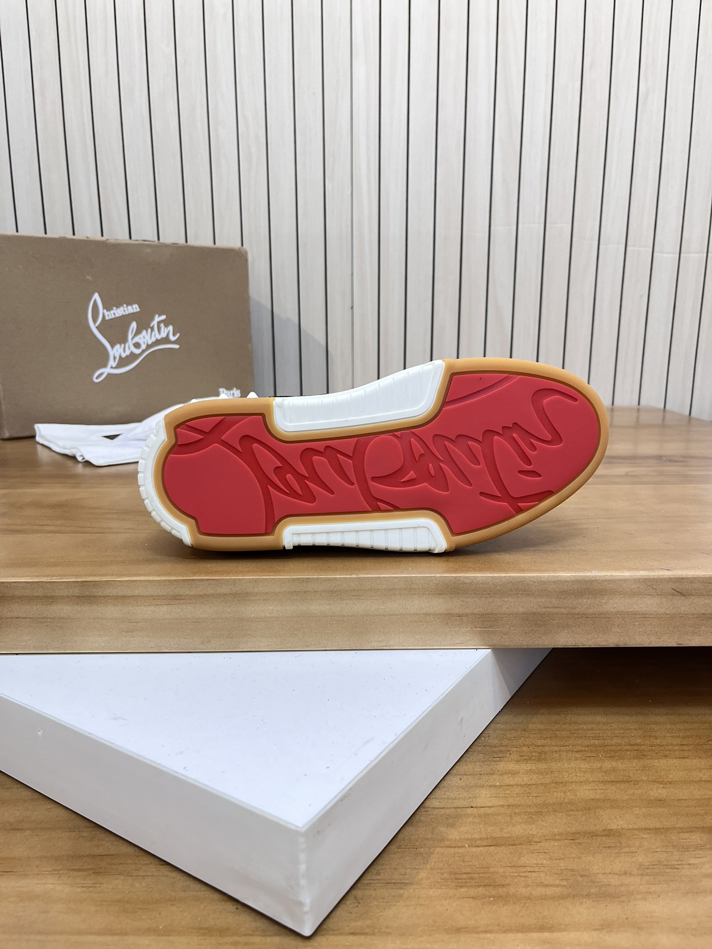 Precio de venta: P340 Calidad superior originalMarca: CL Red Bottom Shoes*"CL*" lowtop casual shoes 