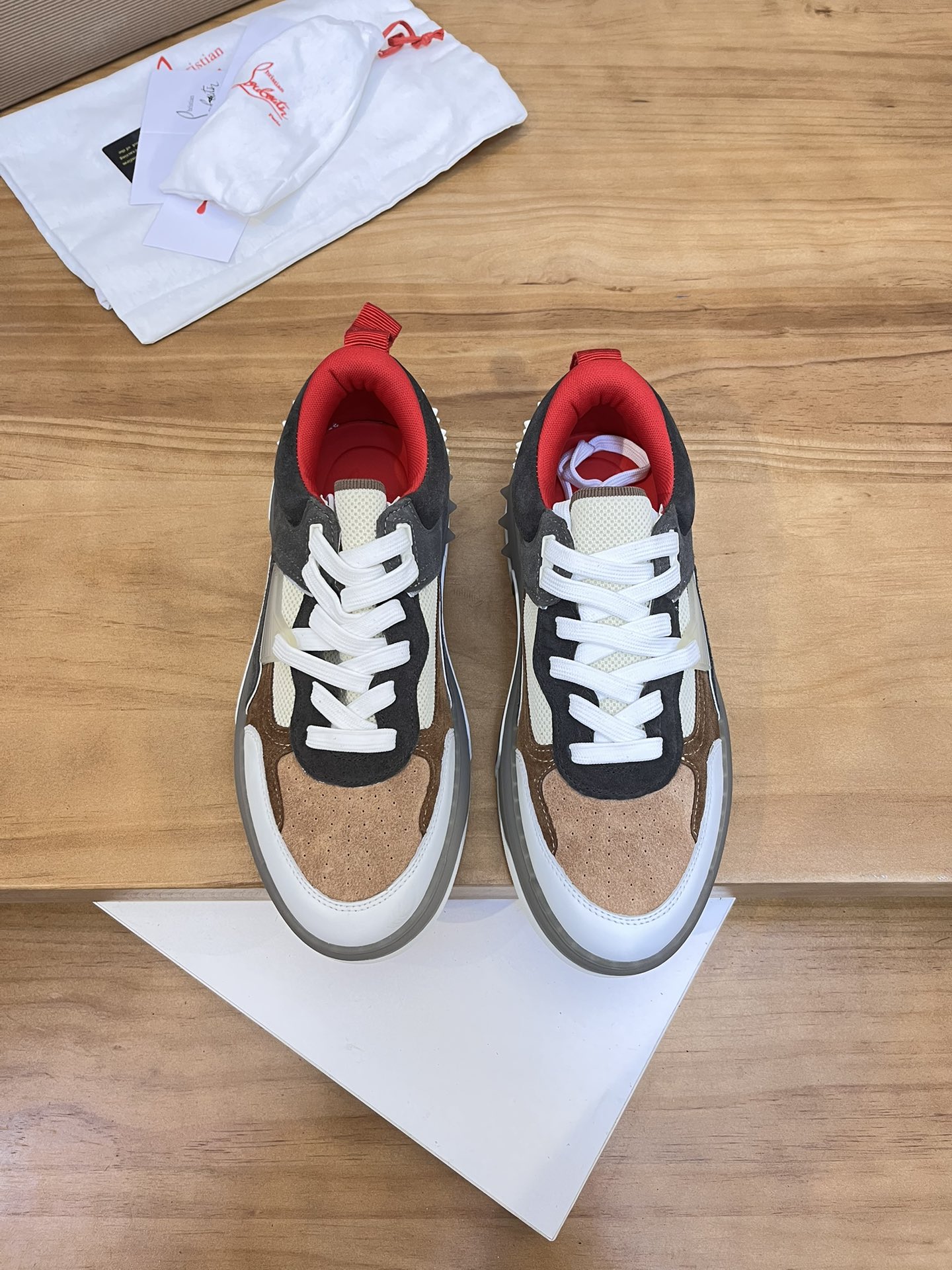 Precio de venta: P340 Calidad superior originalMarca: CL Red Bottom Shoes*"CL*" lowtop casual shoes 