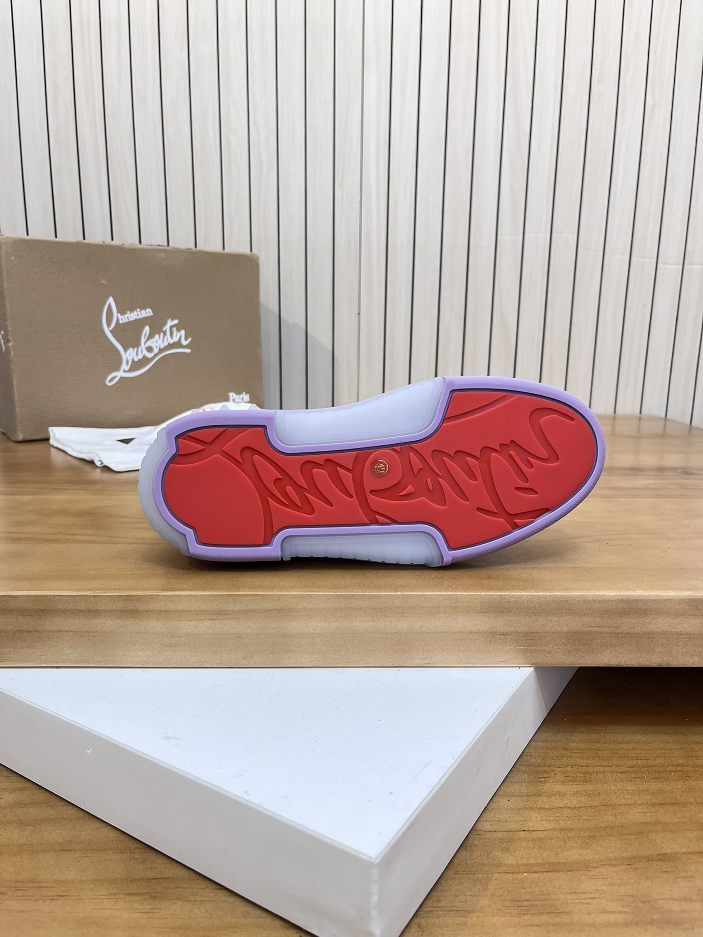 Precio de venta: P340 Calidad superior originalMarca: CL Red Bottom Shoes*"CL*" lowtop casual shoes 