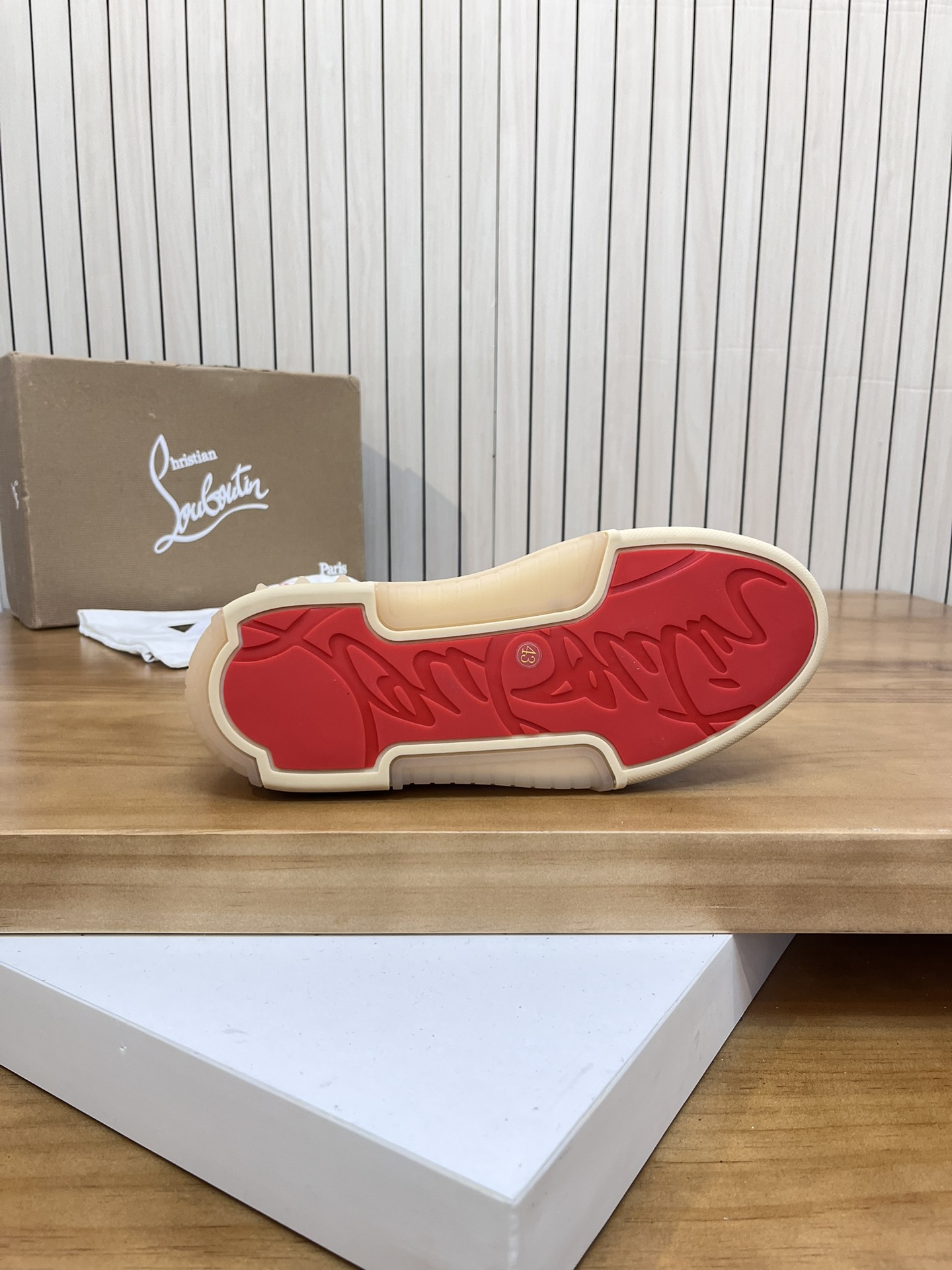 Precio de venta: P370 Calidad superior originalMarca: CL Red Bottom Shoes* "CL*" lowtop casual shoes