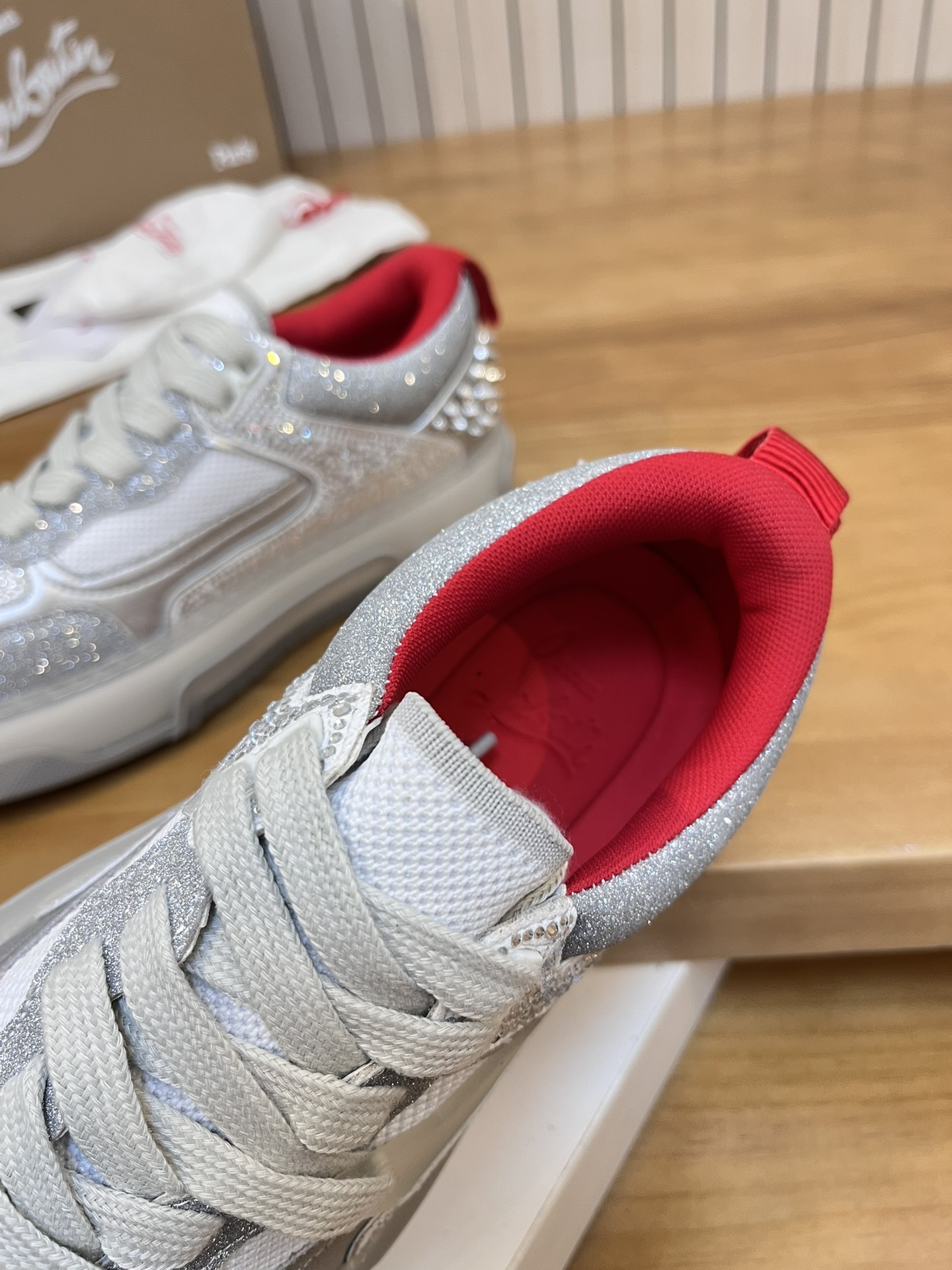 Precio de venta: P370 Calidad superior originalMarca: CL Red Bottom Shoes* "CL*" lowtop casual shoes