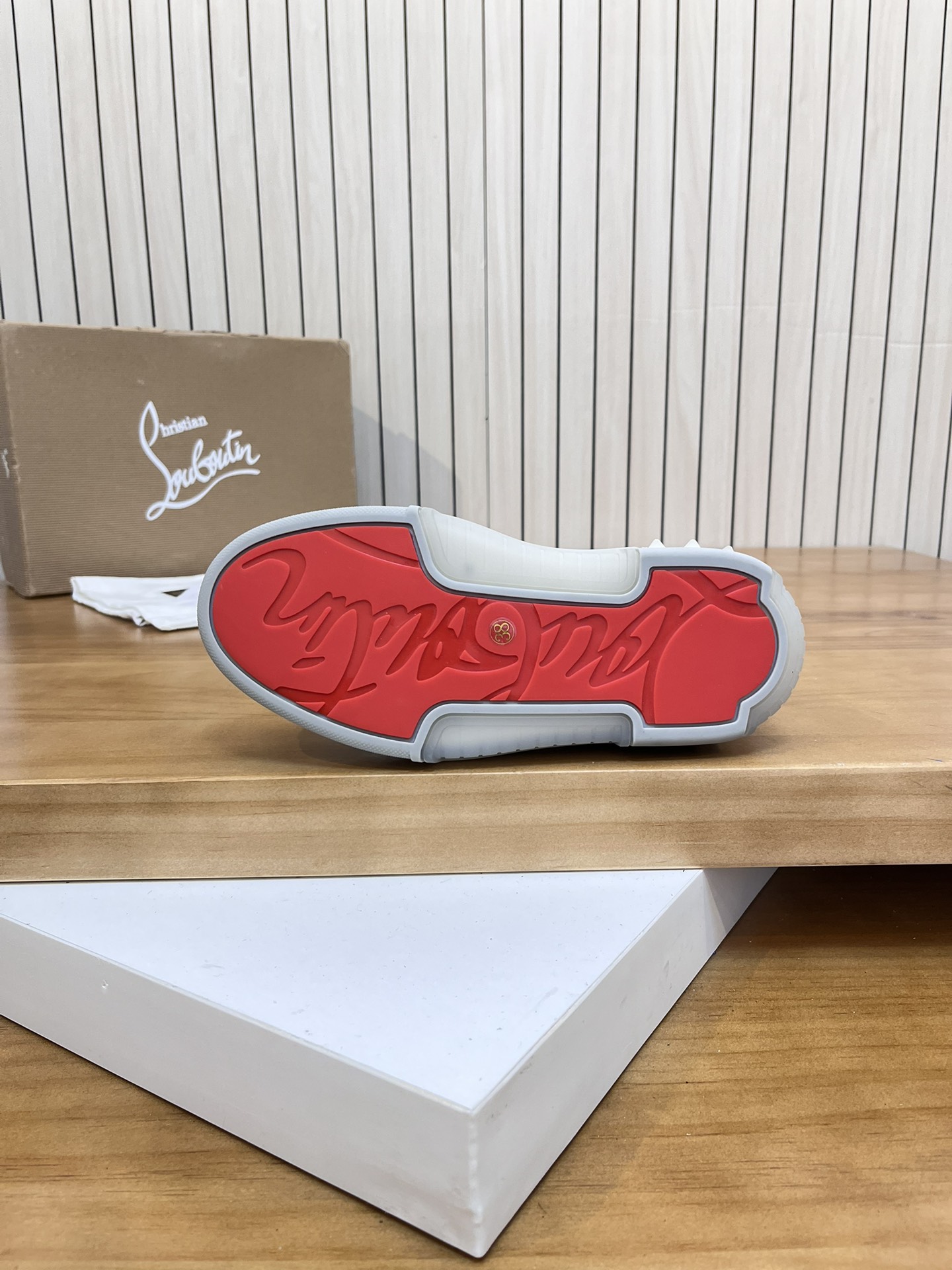 Precio de venta: P370 Calidad superior originalMarca: CL Red Bottom Shoes* "CL*" lowtop casual shoes