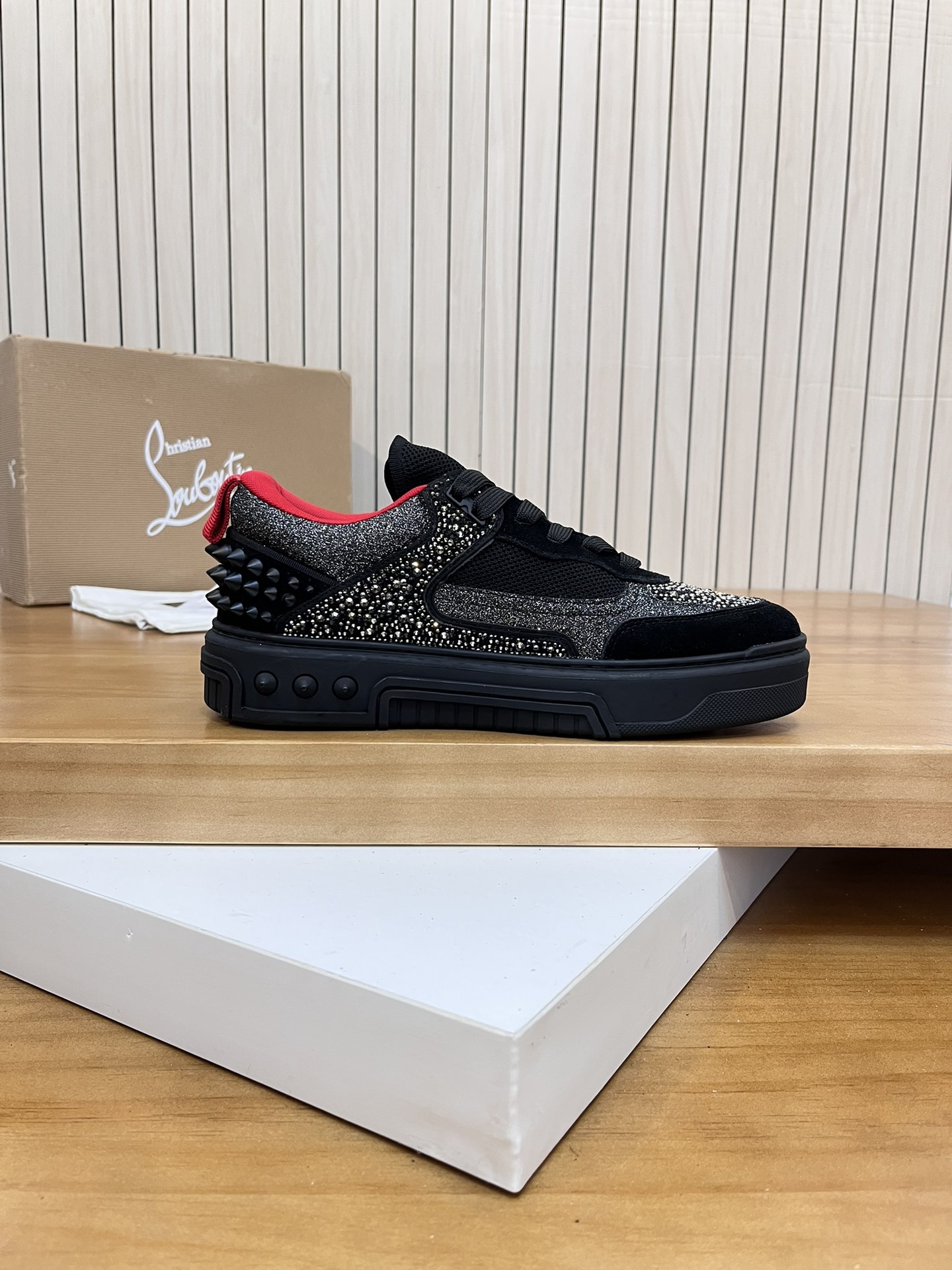 Precio de venta: P370 Calidad superior originalMarca: CL Red Bottom Shoes* "CL*" lowtop casual shoes