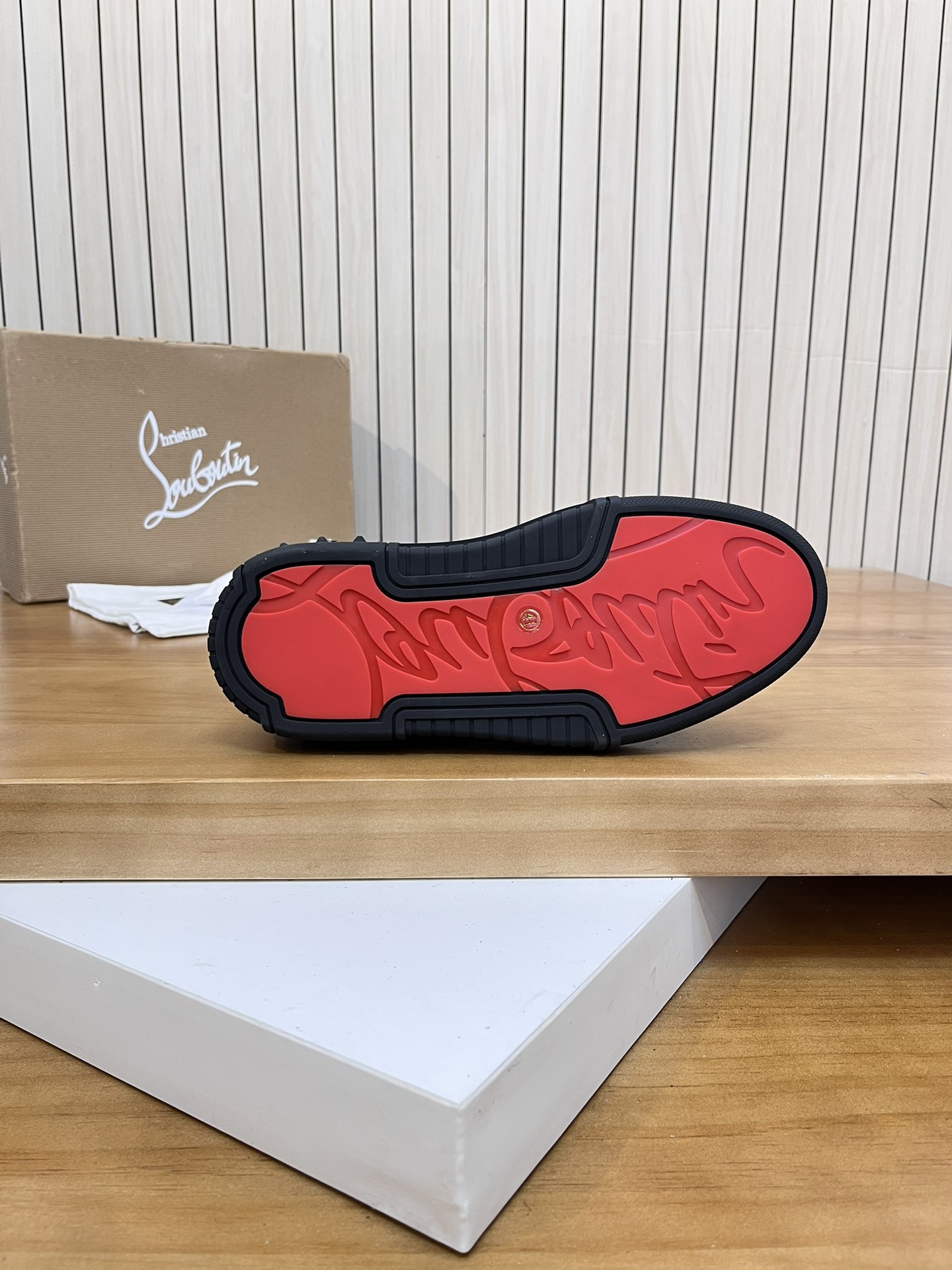 Precio de venta: P370 Calidad superior originalMarca: CL Red Bottom Shoes* "CL*" lowtop casual shoes