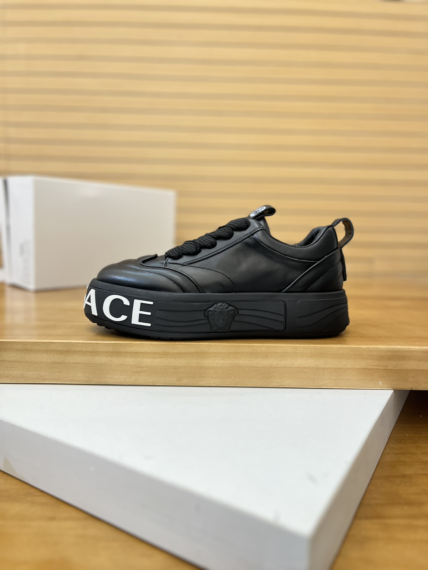 Precio de venta: P230 Marca: Versace* Low Top Sneakers Talla: 39-44(se puede personalizar hasta 45,4