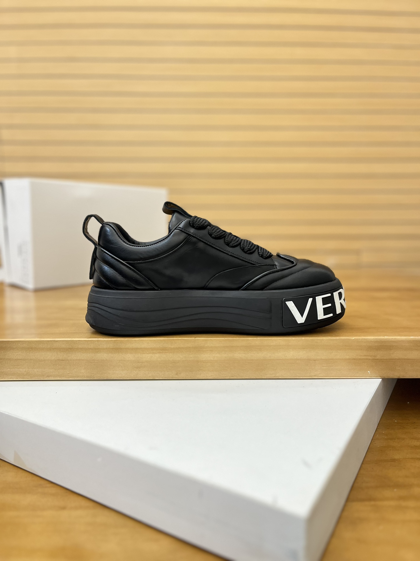 Precio de venta: P230 Marca: Versace* Low Top Sneakers Talla: 39-44(se puede personalizar hasta 45,4