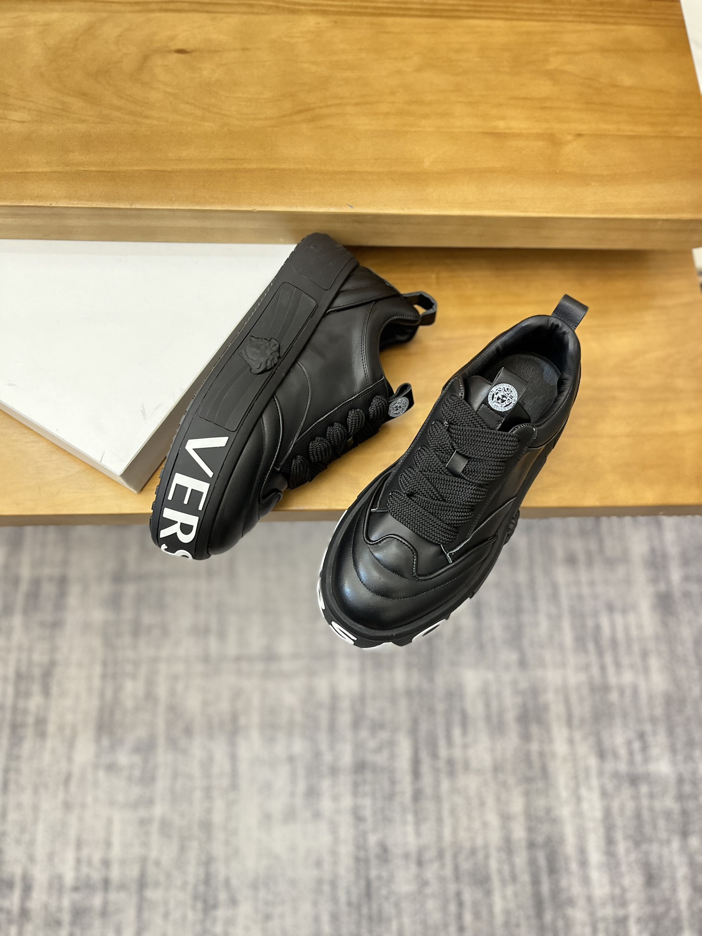 Precio de venta: P230 Marca: Versace* Low Top Sneakers Talla: 39-44(se puede personalizar hasta 45,4