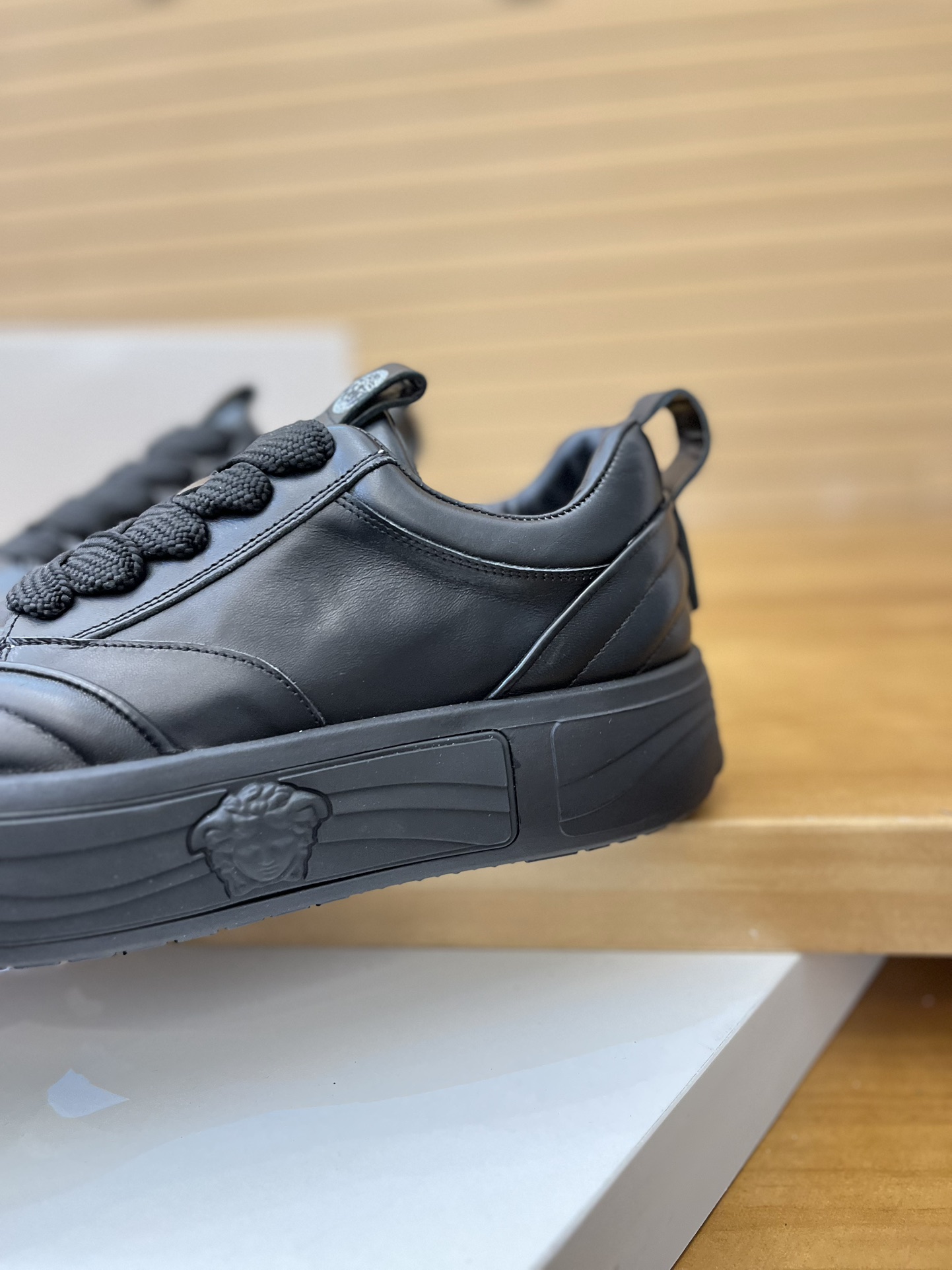 Precio de venta: P230 Marca: Versace* Low Top Sneakers Talla: 39-44(se puede personalizar hasta 45,4