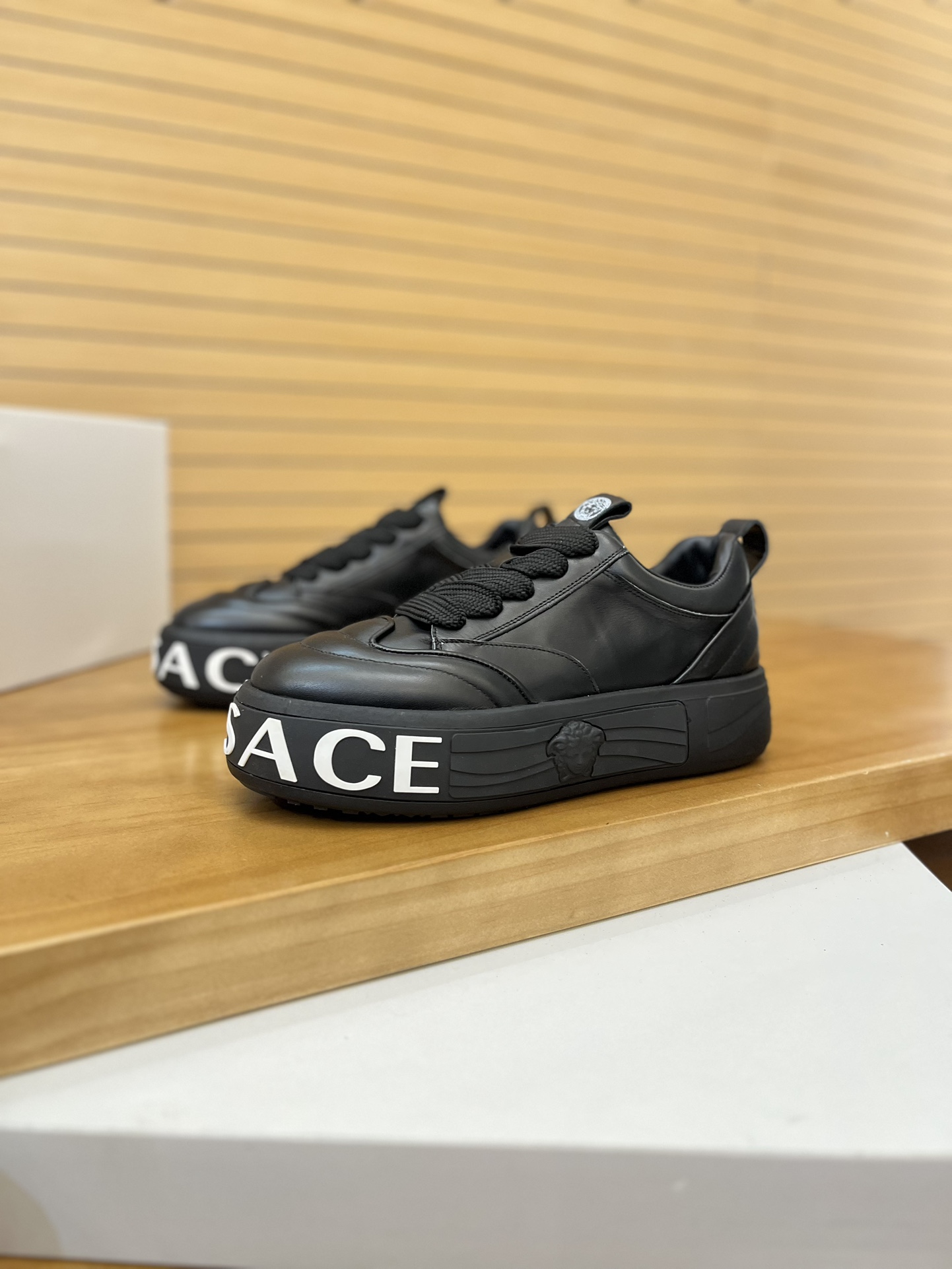 Precio de venta: P230 Marca: Versace* Low Top Sneakers Talla: 39-44(se puede personalizar hasta 45,4