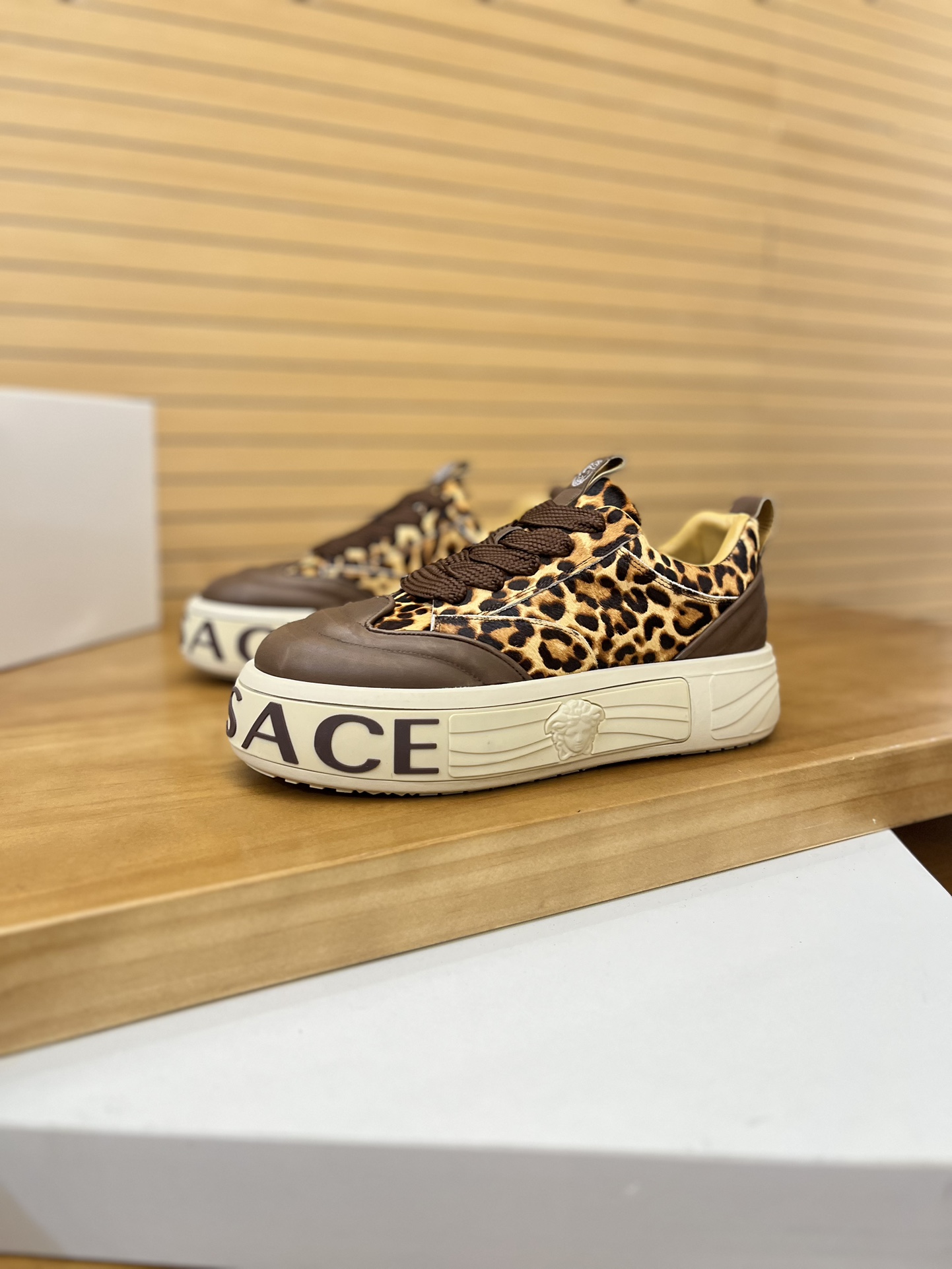 Precio de venta: P230 Marca: Versace* Low Top Sneakers Talla: 39-44(se puede personalizar hasta 45,4