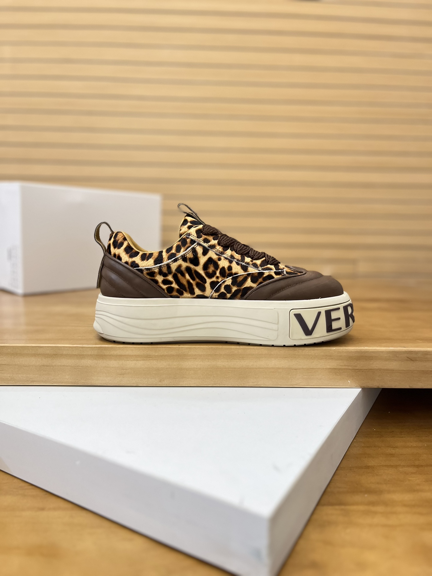 Precio de venta: P230 Marca: Versace* Low Top Sneakers Talla: 39-44(se puede personalizar hasta 45,4