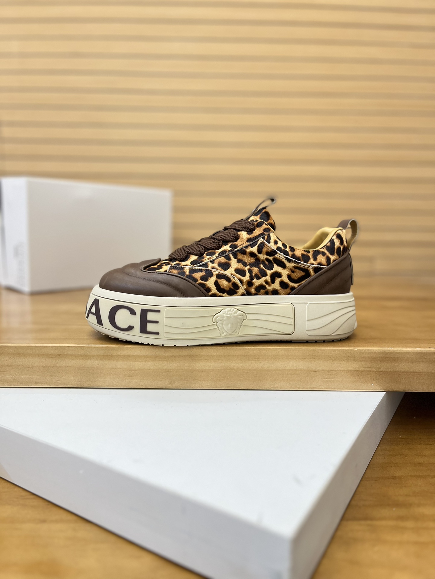 Precio de venta: P230 Marca: Versace* Low Top Sneakers Talla: 39-44(se puede personalizar hasta 45,4