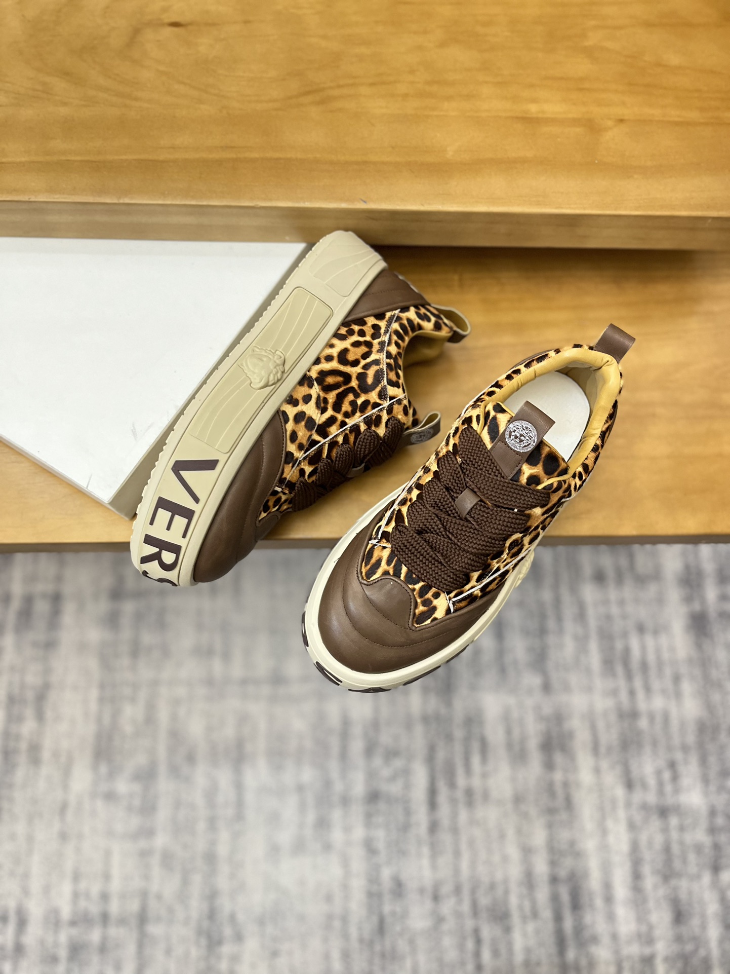 Precio de venta: P230 Marca: Versace* Low Top Sneakers Talla: 39-44(se puede personalizar hasta 45,4