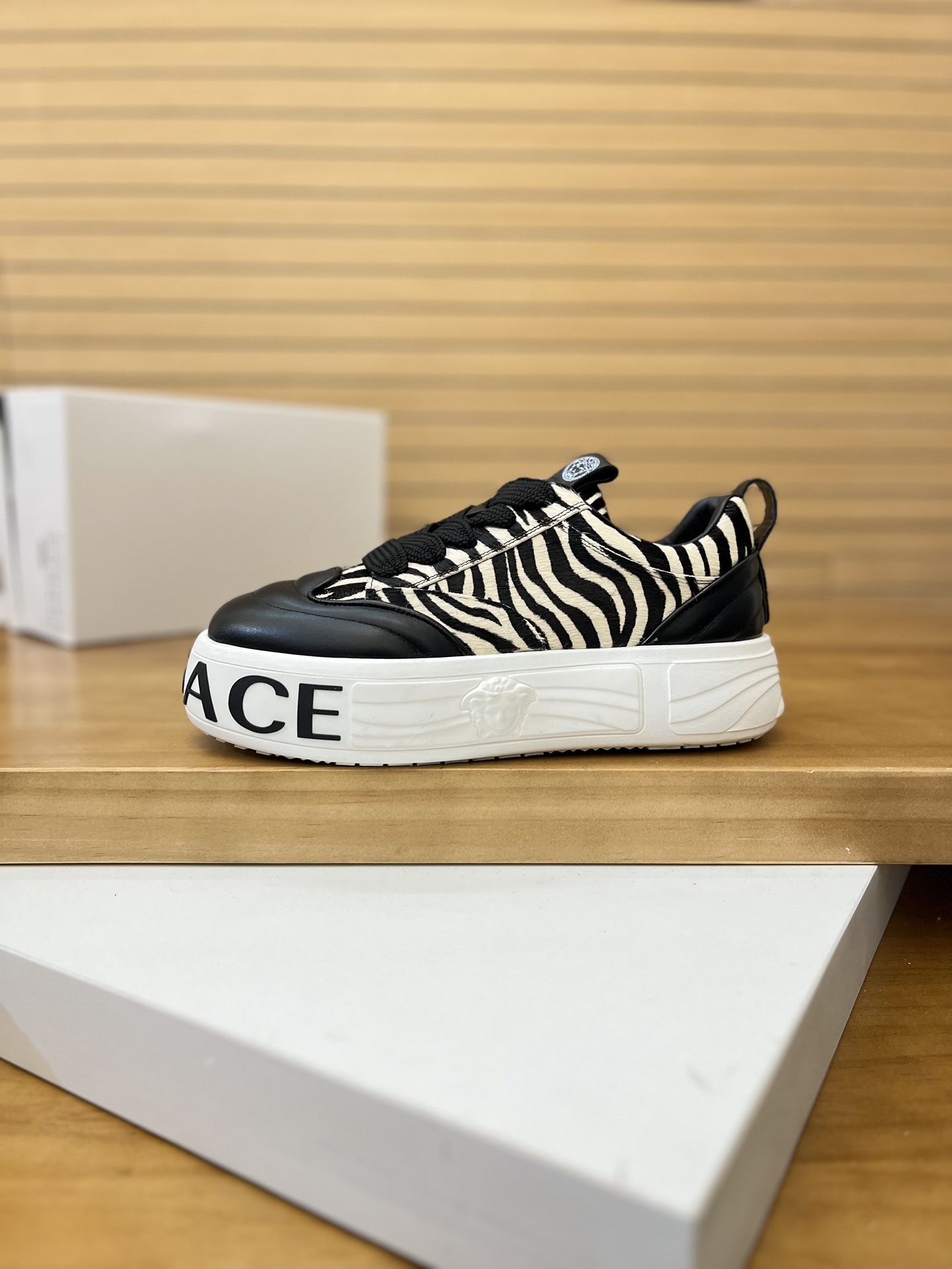 Precio de venta: P230 Marca: Versace* Low Top Sneakers Talla: 39-44(se puede personalizar hasta 45,4