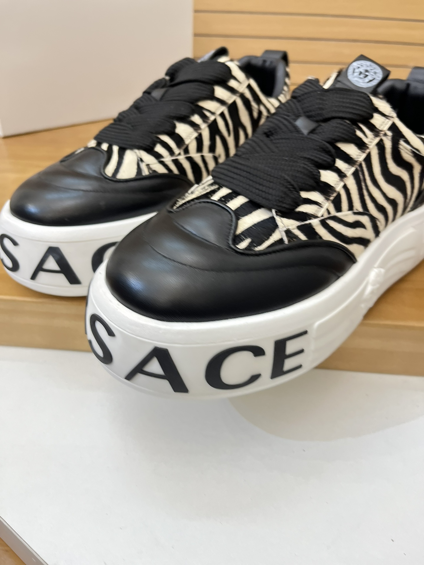 Precio de venta: P230 Marca: Versace* Low Top Sneakers Talla: 39-44(se puede personalizar hasta 45,4