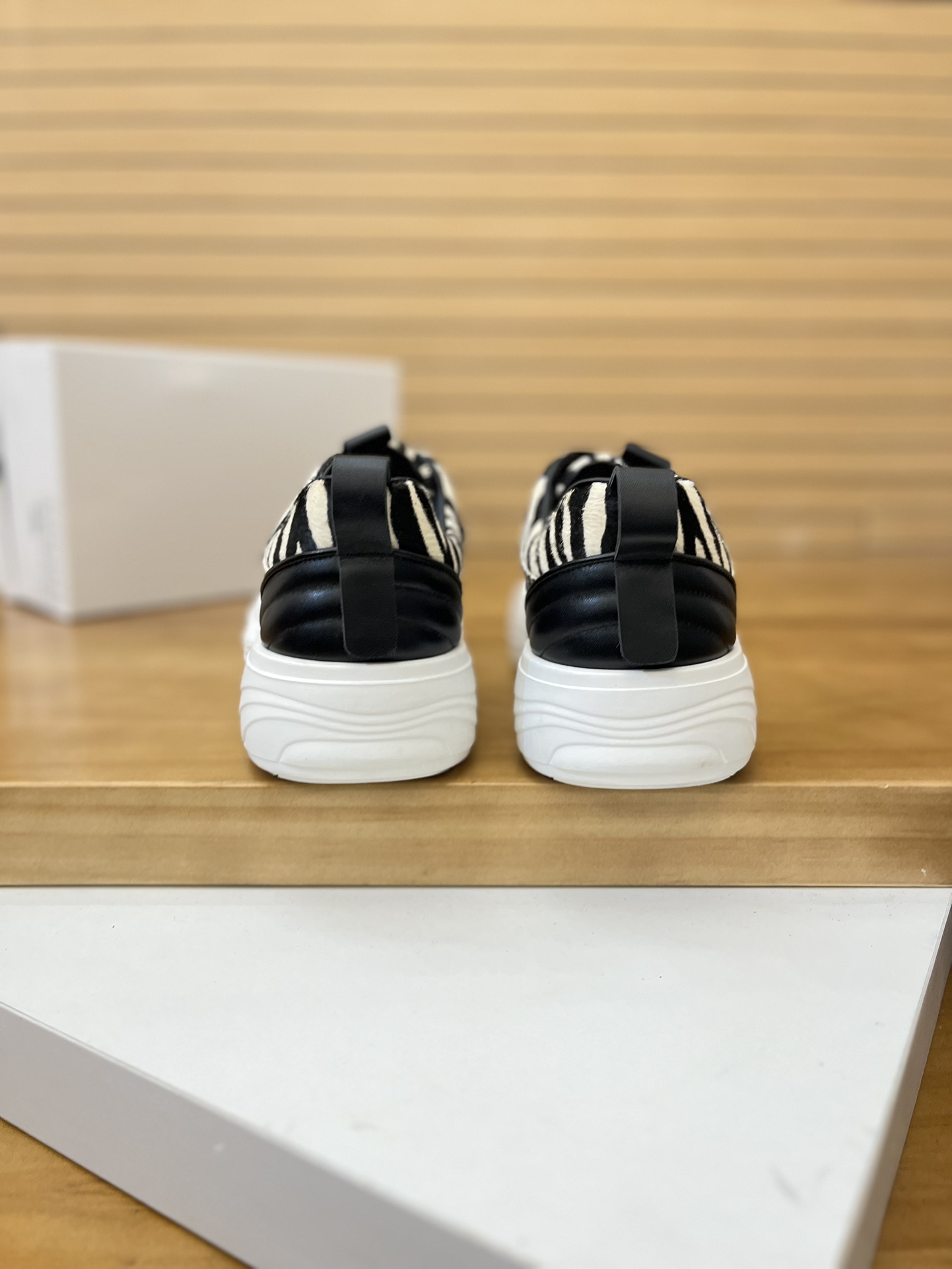 Precio de venta: P230 Marca: Versace* Low Top Sneakers Talla: 39-44(se puede personalizar hasta 45,4