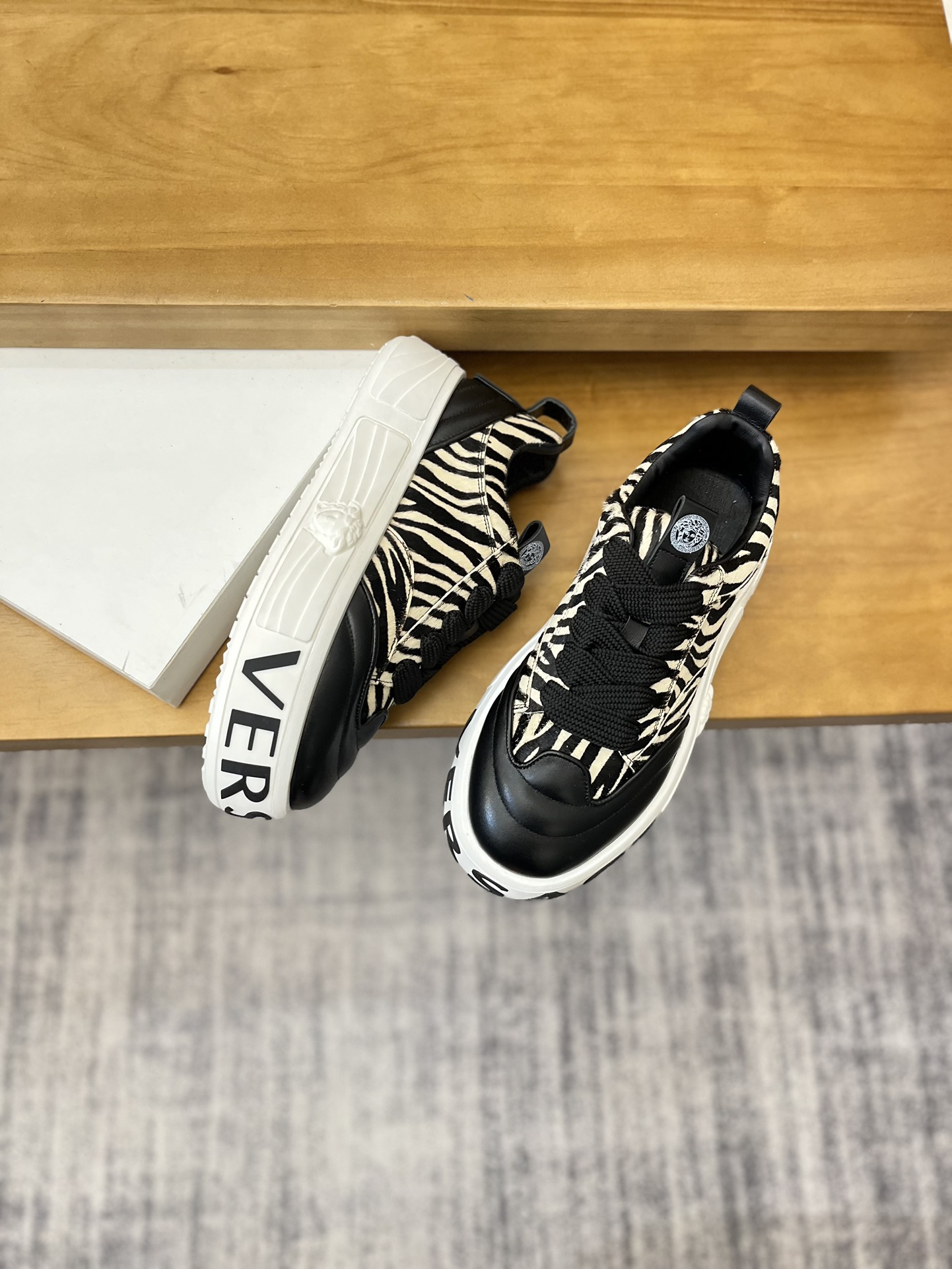 Precio de venta: P230 Marca: Versace* Low Top Sneakers Talla: 39-44(se puede personalizar hasta 45,4