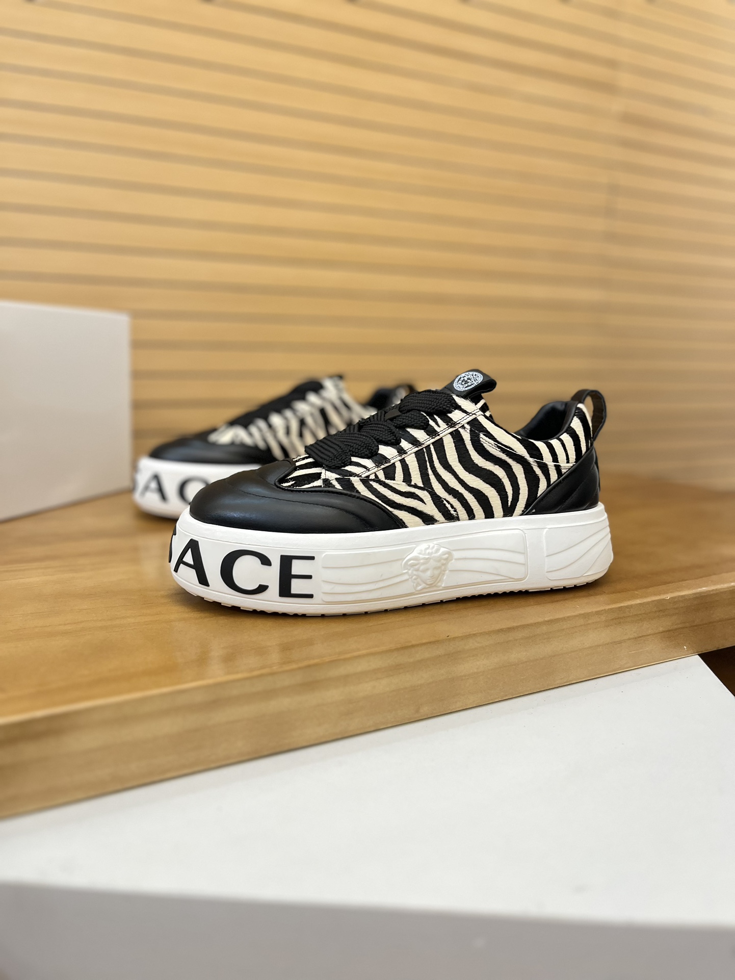 Precio de venta: P230 Marca: Versace* Low Top Sneakers Talla: 39-44(se puede personalizar hasta 45,4