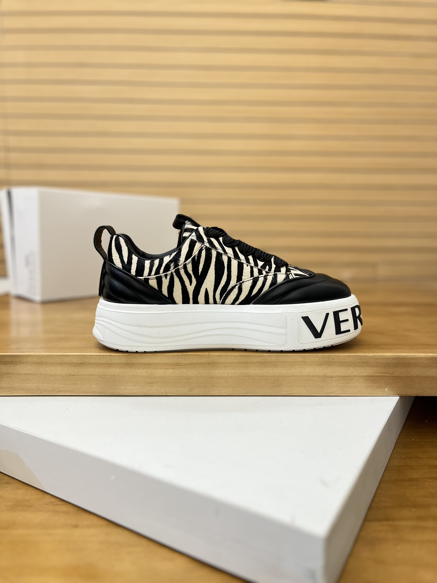 Precio de venta: P230 Marca: Versace* Low Top Sneakers Talla: 39-44(se puede personalizar hasta 45,4