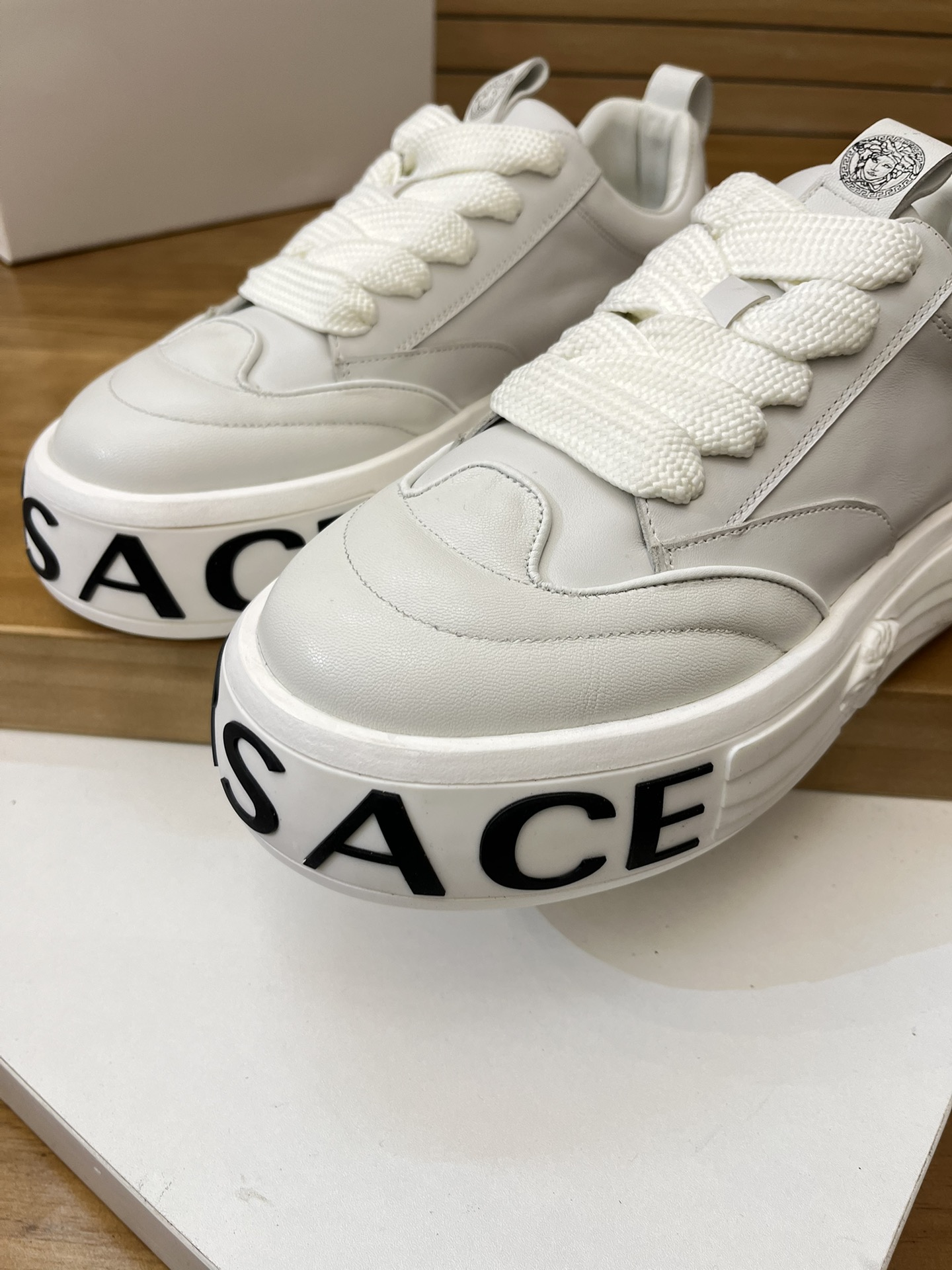 Precio de venta: P230 Marca: Versace* Low Top Sneakers Talla: 39-44(se puede personalizar hasta 45,4
