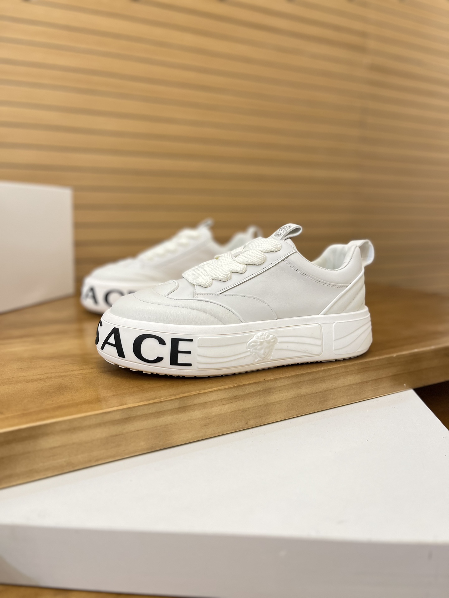 Precio de venta: P230 Marca: Versace* Low Top Sneakers Talla: 39-44(se puede personalizar hasta 45,4