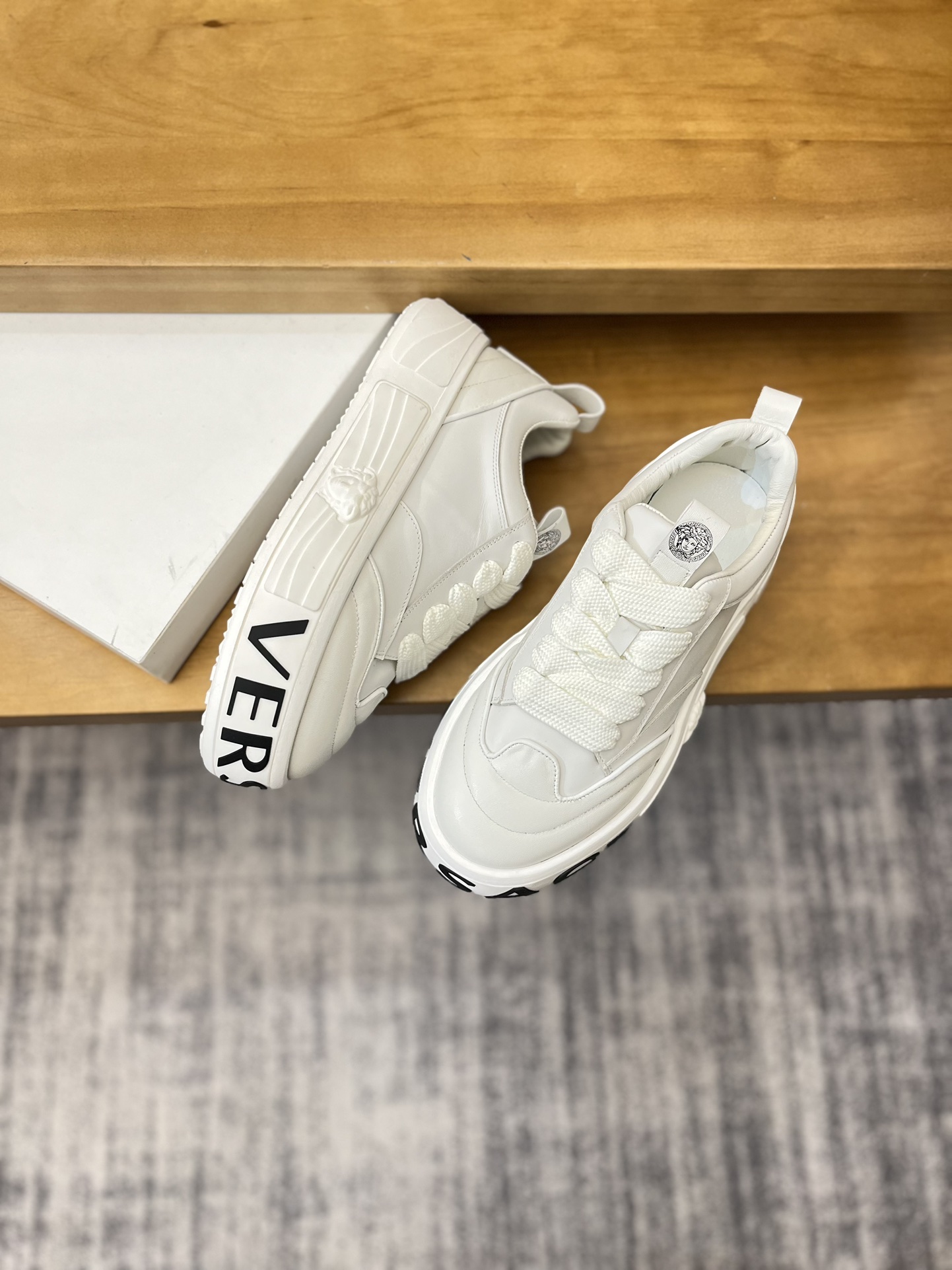 Precio de venta: P230 Marca: Versace* Low Top Sneakers Talla: 39-44(se puede personalizar hasta 45,4