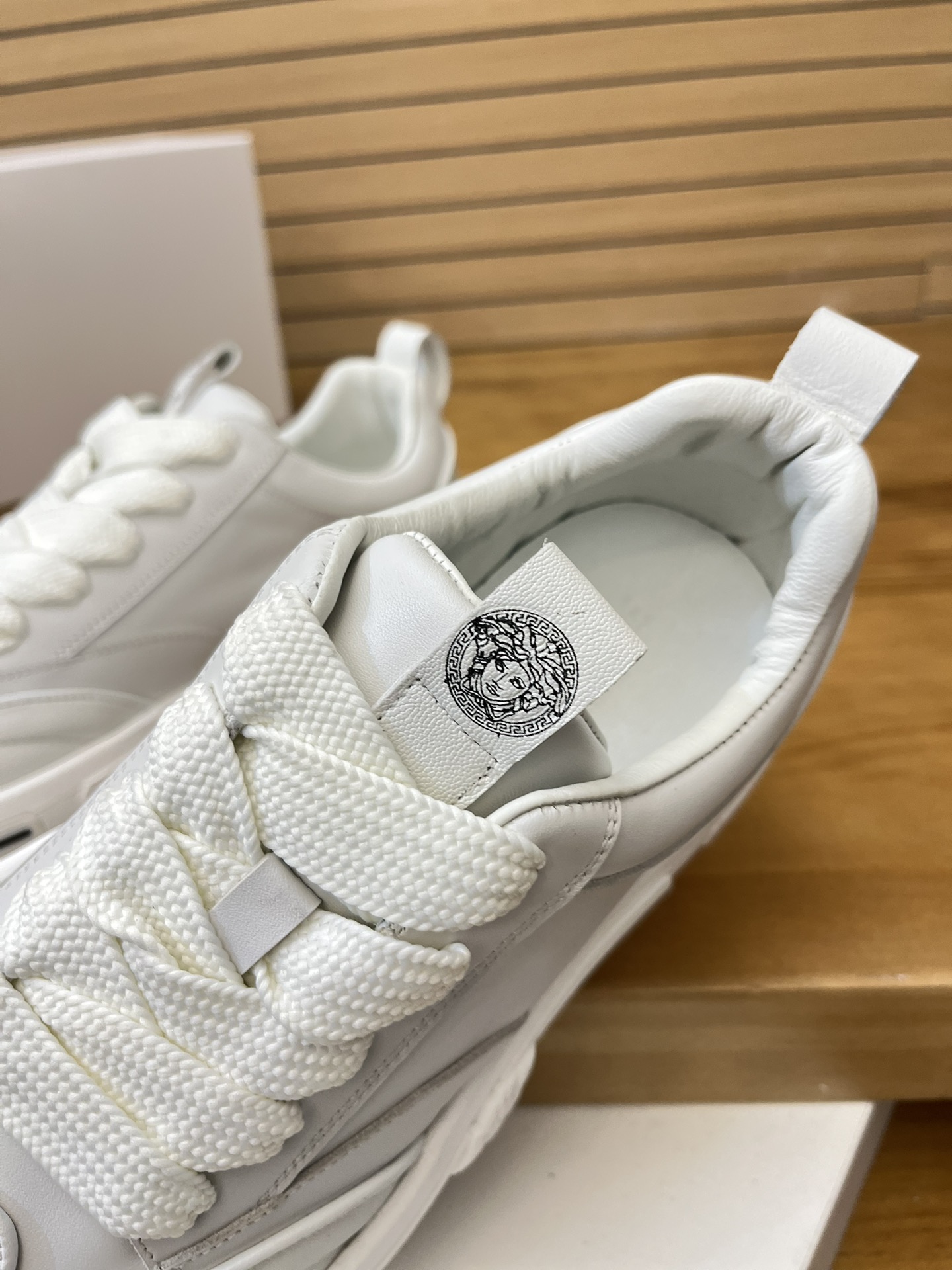 Precio de venta: P230 Marca: Versace* Low Top Sneakers Talla: 39-44(se puede personalizar hasta 45,4