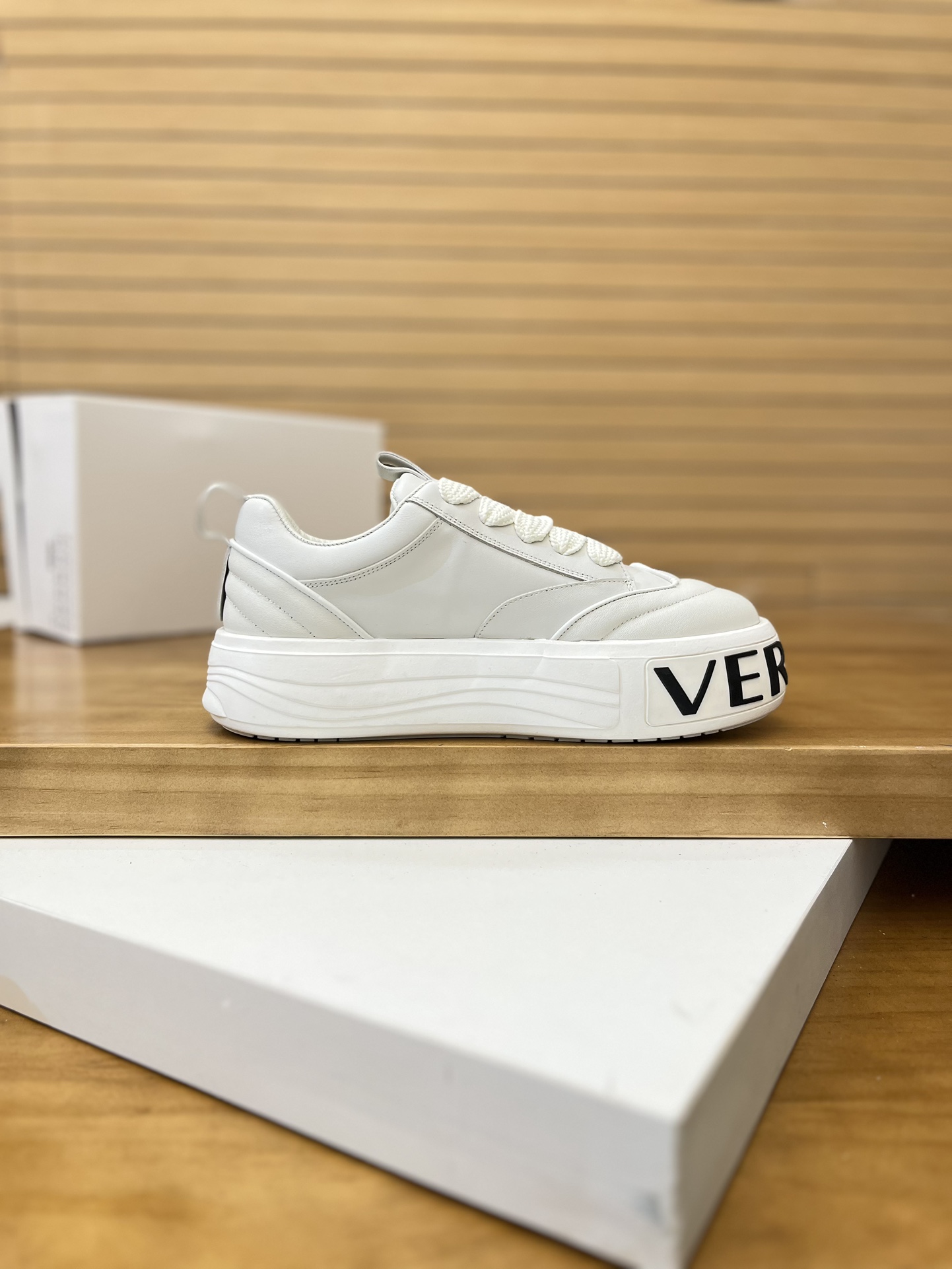 Precio de venta: P230 Marca: Versace* Low Top Sneakers Talla: 39-44(se puede personalizar hasta 45,4