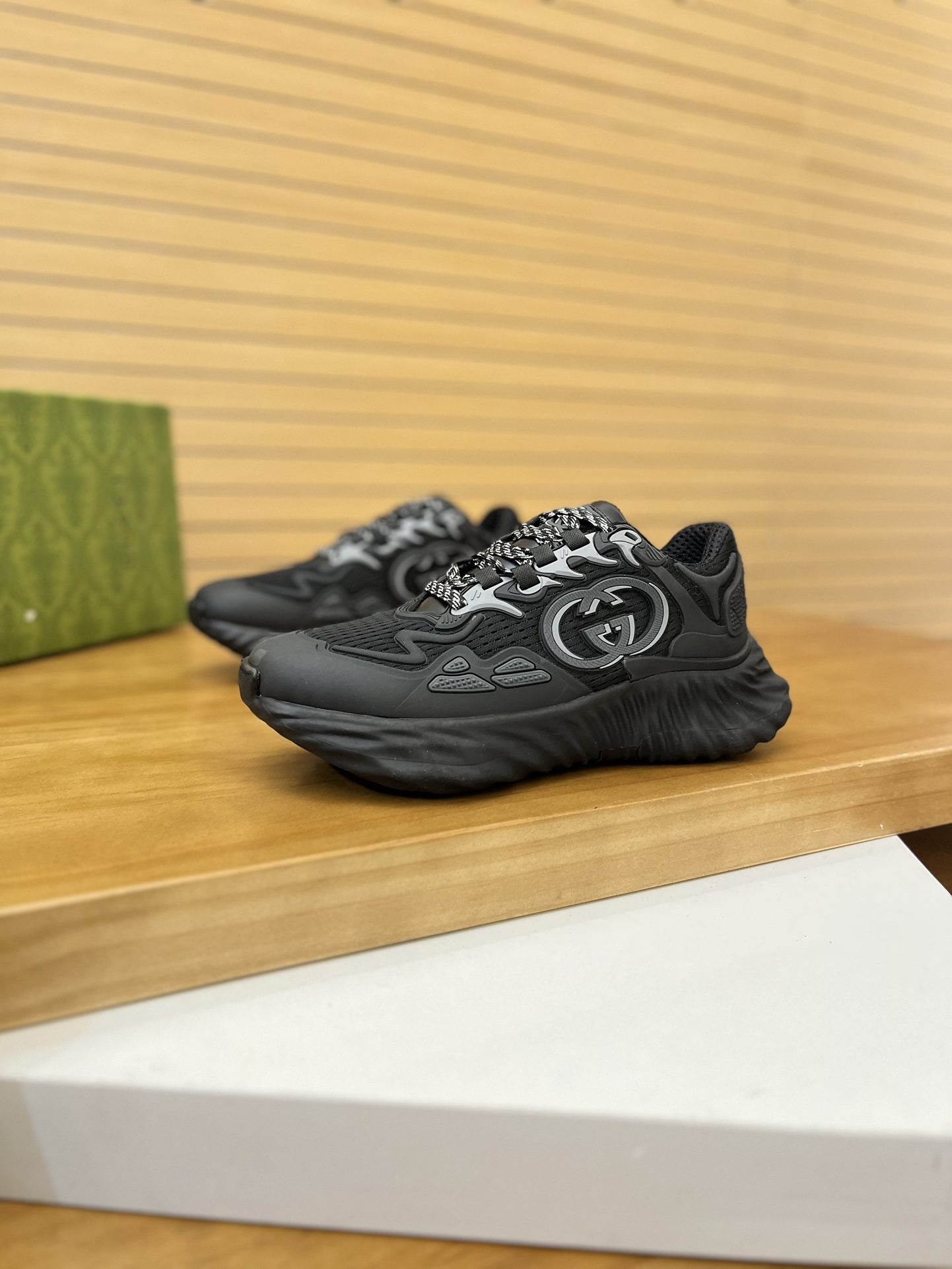 Precio de venta: P230 Marca comercial: Gucci* Low Top Sneakers Talla: 39-44(se puede personalizar ha